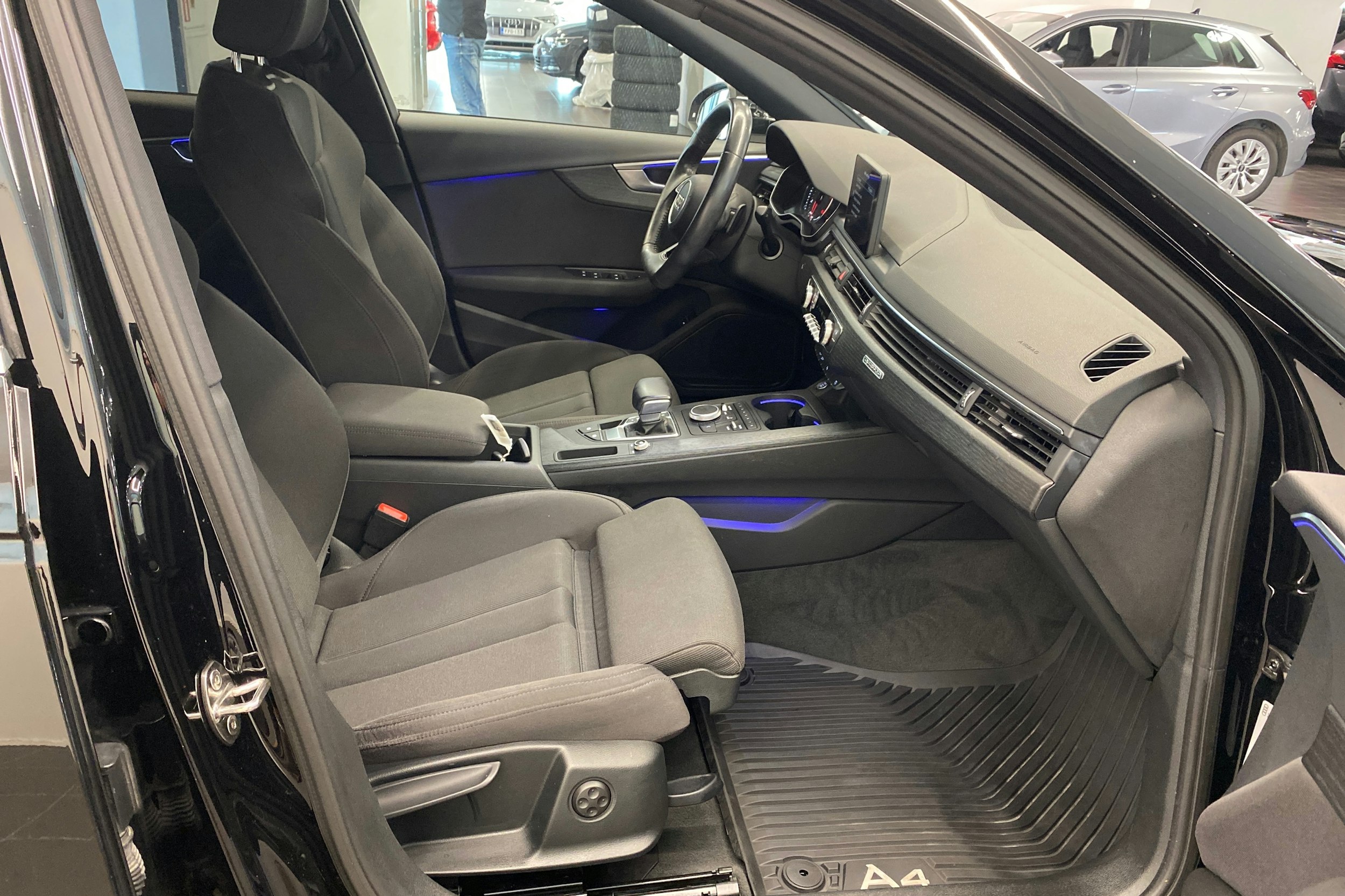 Musta Audi A4 2017 kuva 36.