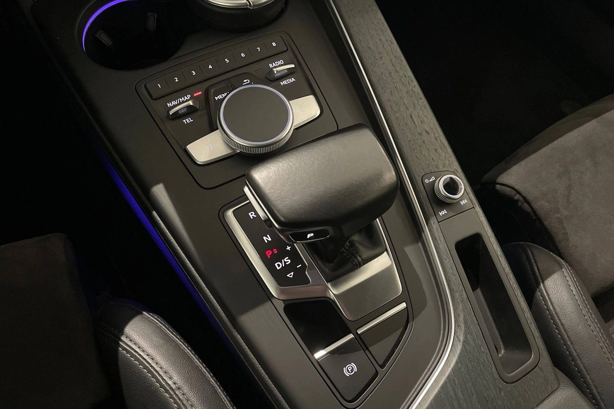 musta Audi A4 2017 kuva 14.