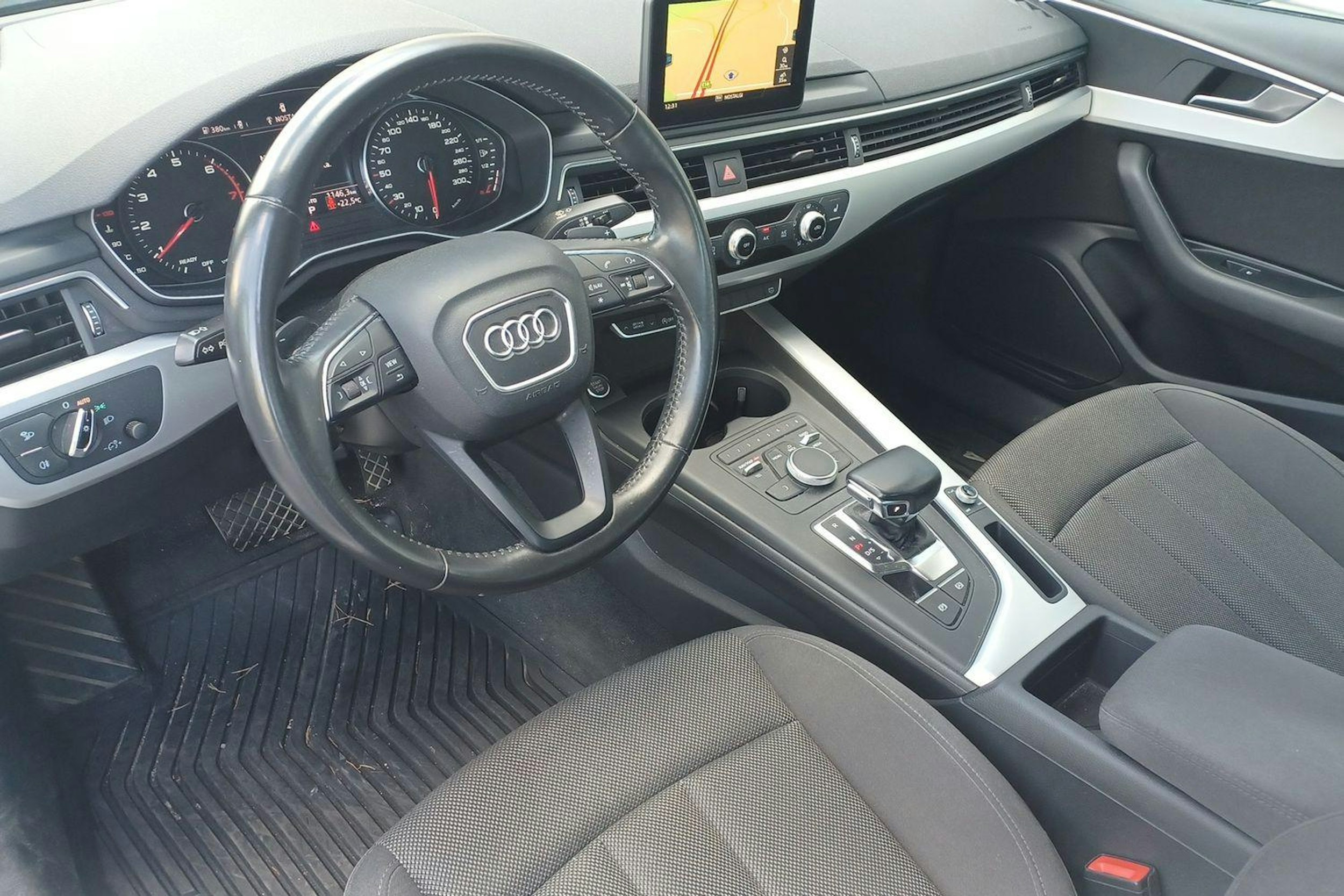 valkoinen Audi A4 2017 kuva 3.