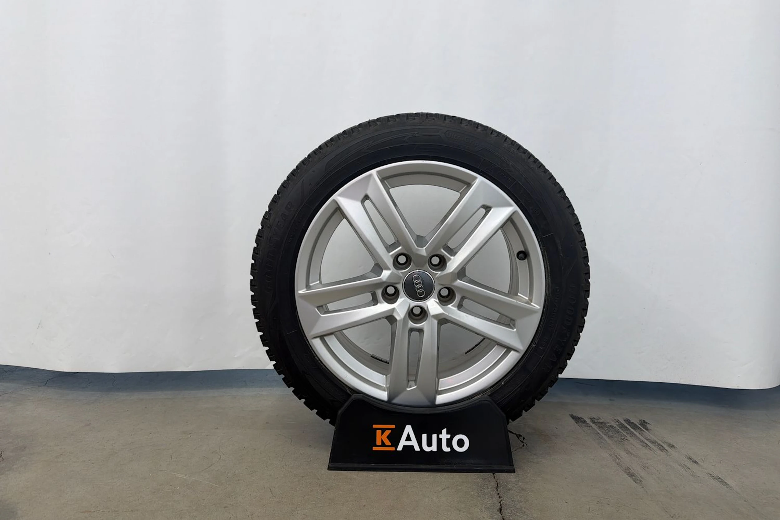 valkoinen Audi A4 2017 kuva 11.