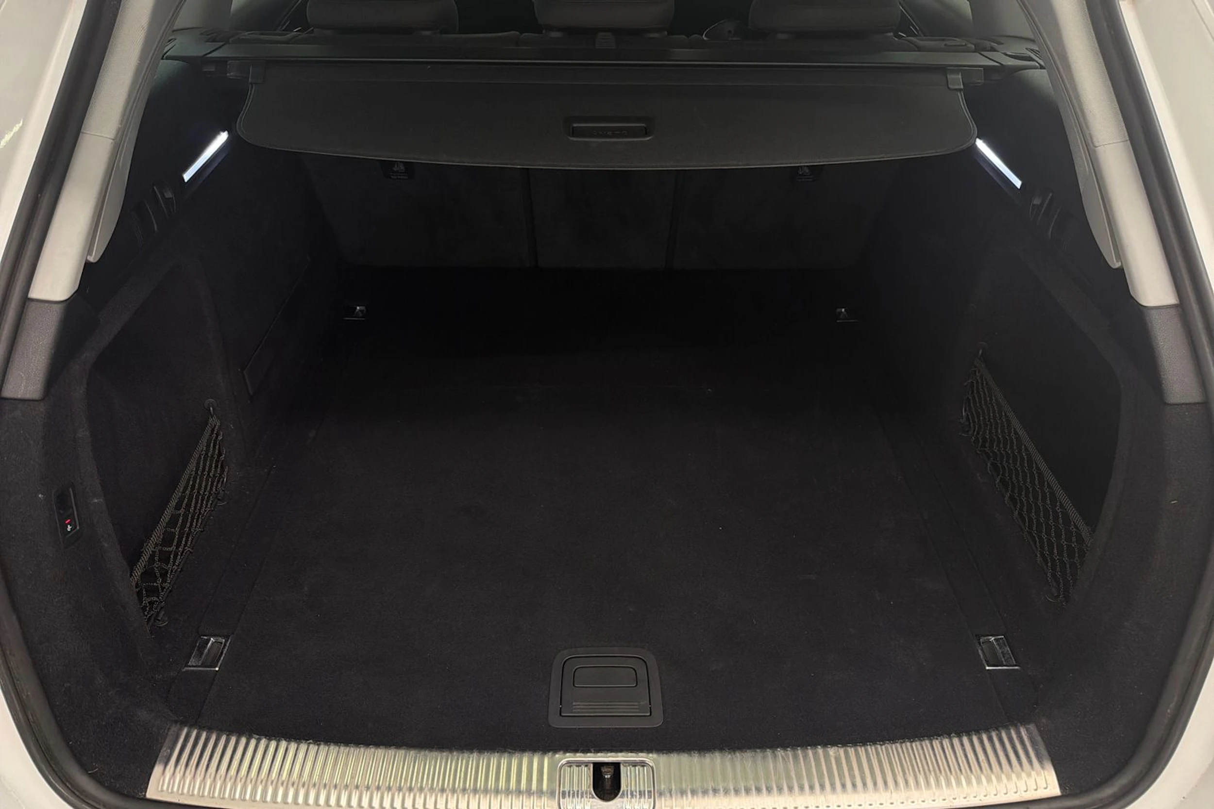 valkoinen Audi A4 2017 kuva 13.