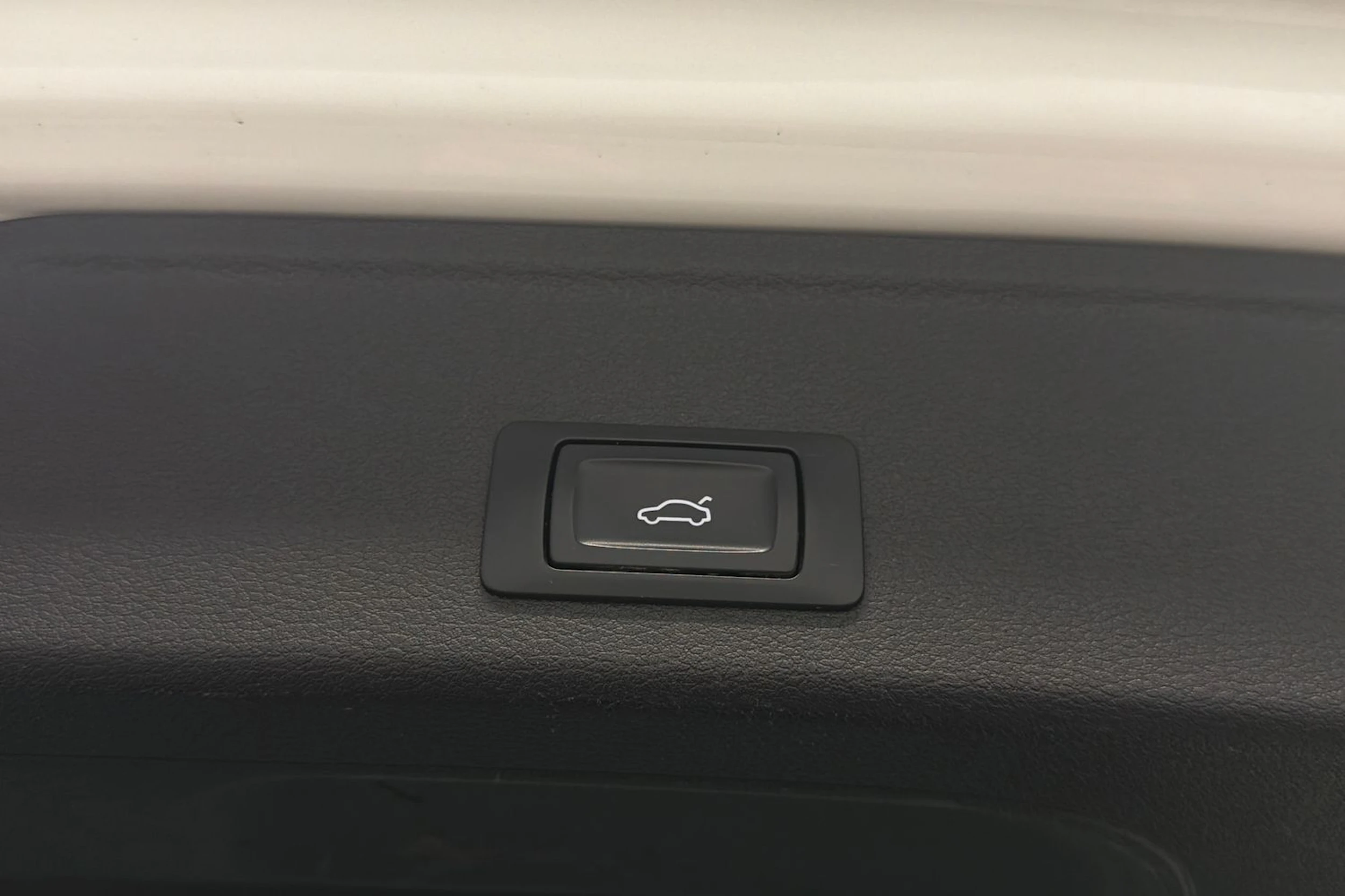 valkoinen Audi A4 2017 kuva 15.