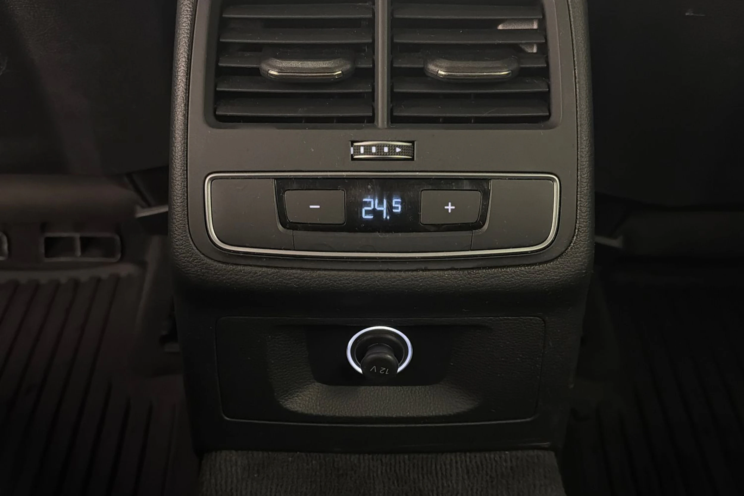 valkoinen Audi A4 2017 kuva 16.