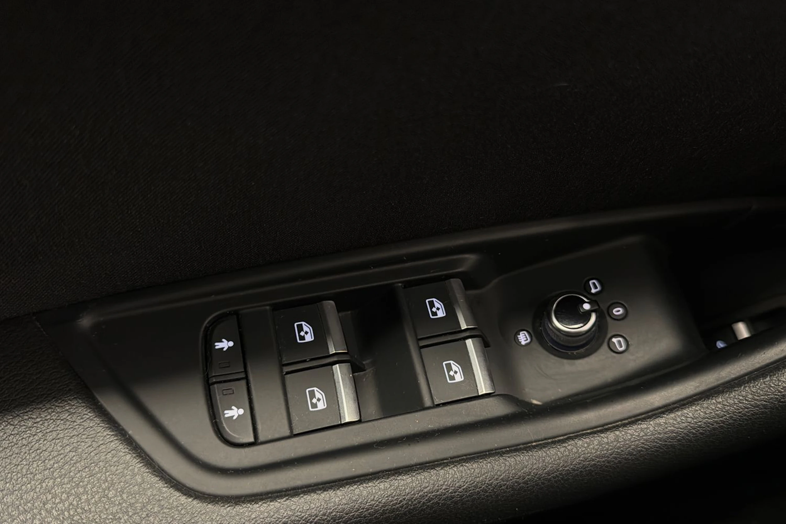 valkoinen Audi A4 2017 kuva 18.