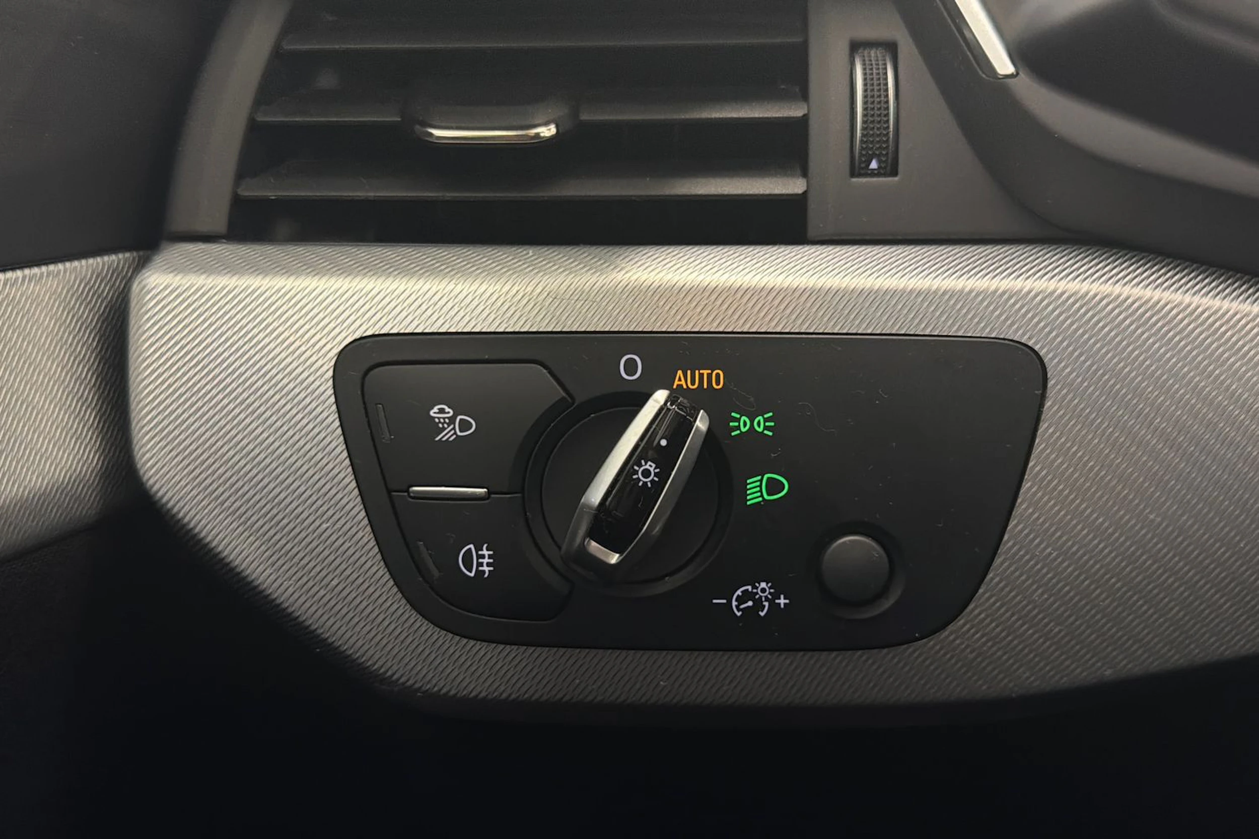 valkoinen Audi A4 2017 kuva 19.