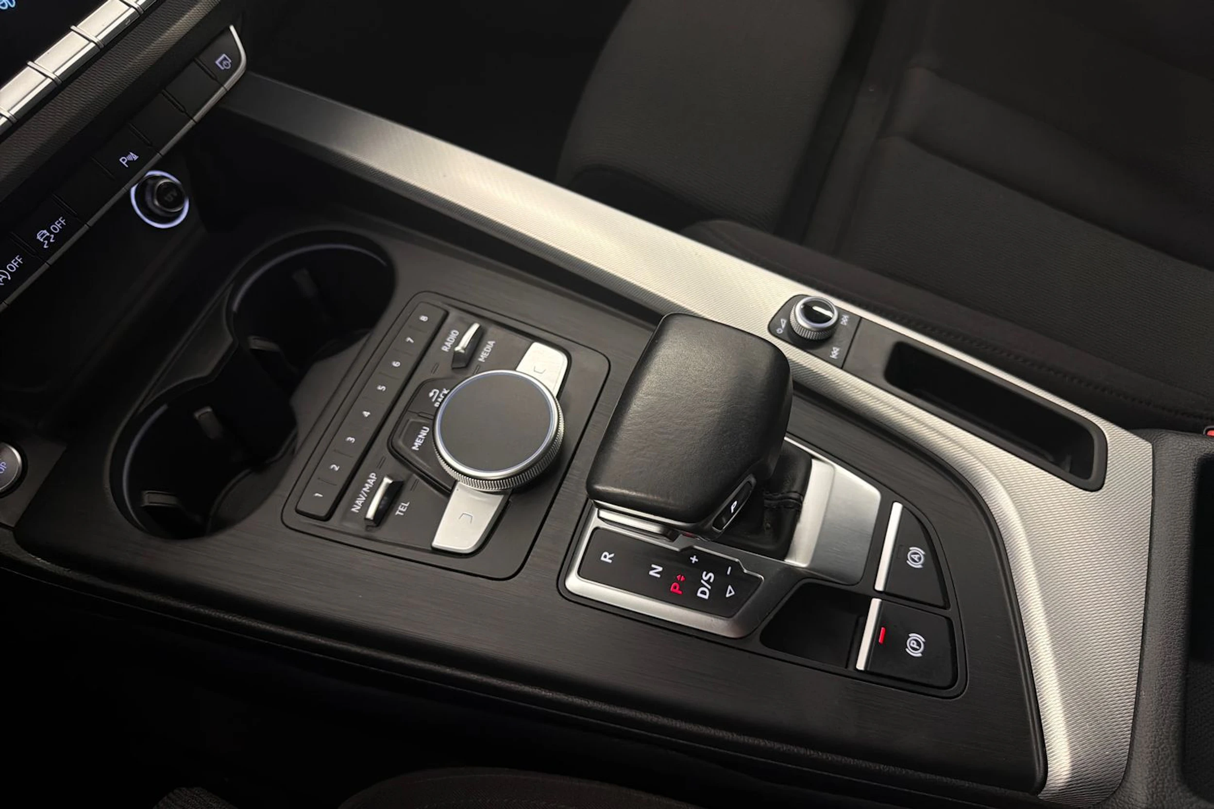 valkoinen Audi A4 2017 kuva 23.