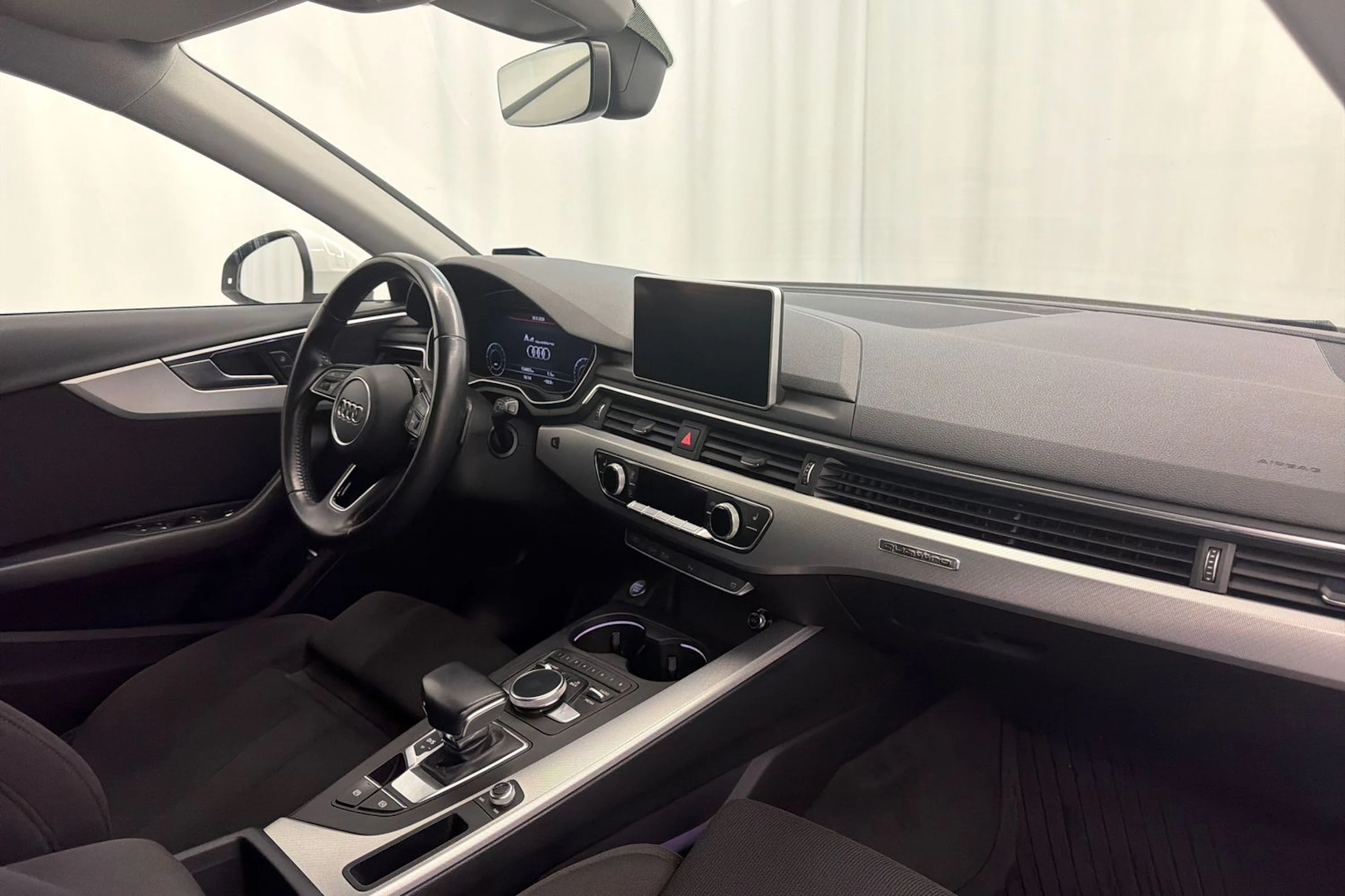 valkoinen Audi A4 2017 kuva 32.