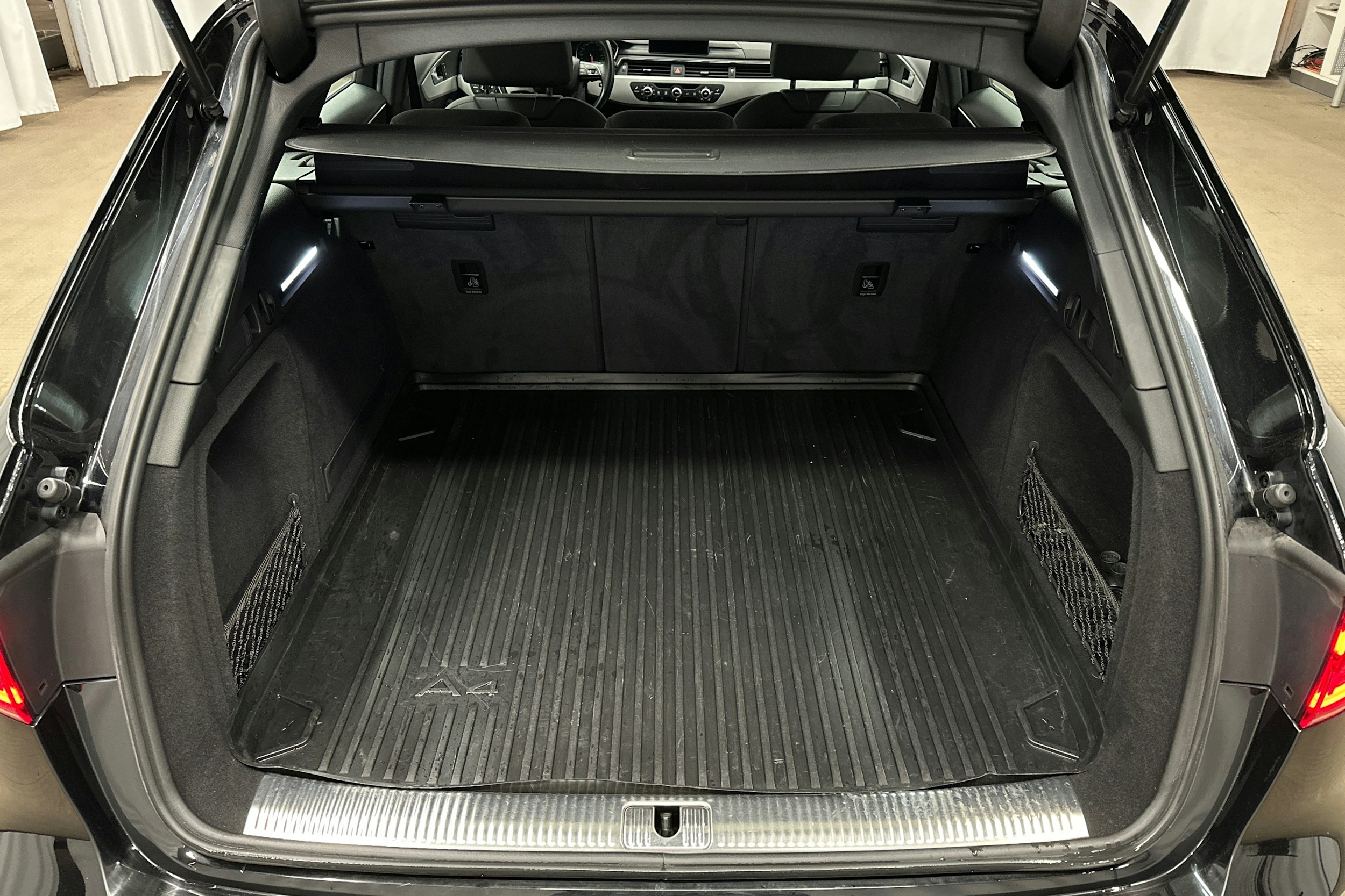 musta Audi A4 2017 kuva 14.