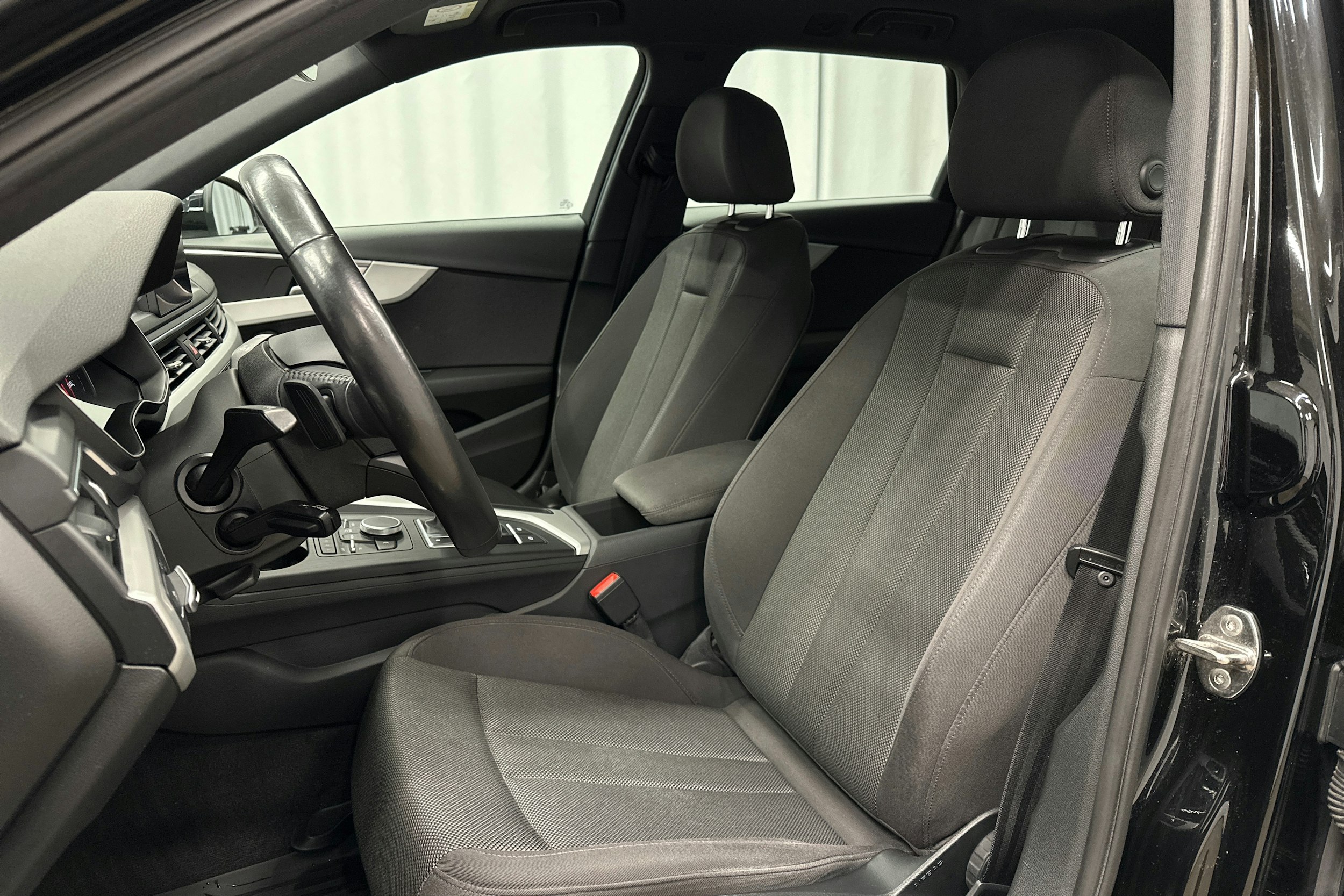 musta Audi A4 2017 kuva 16.