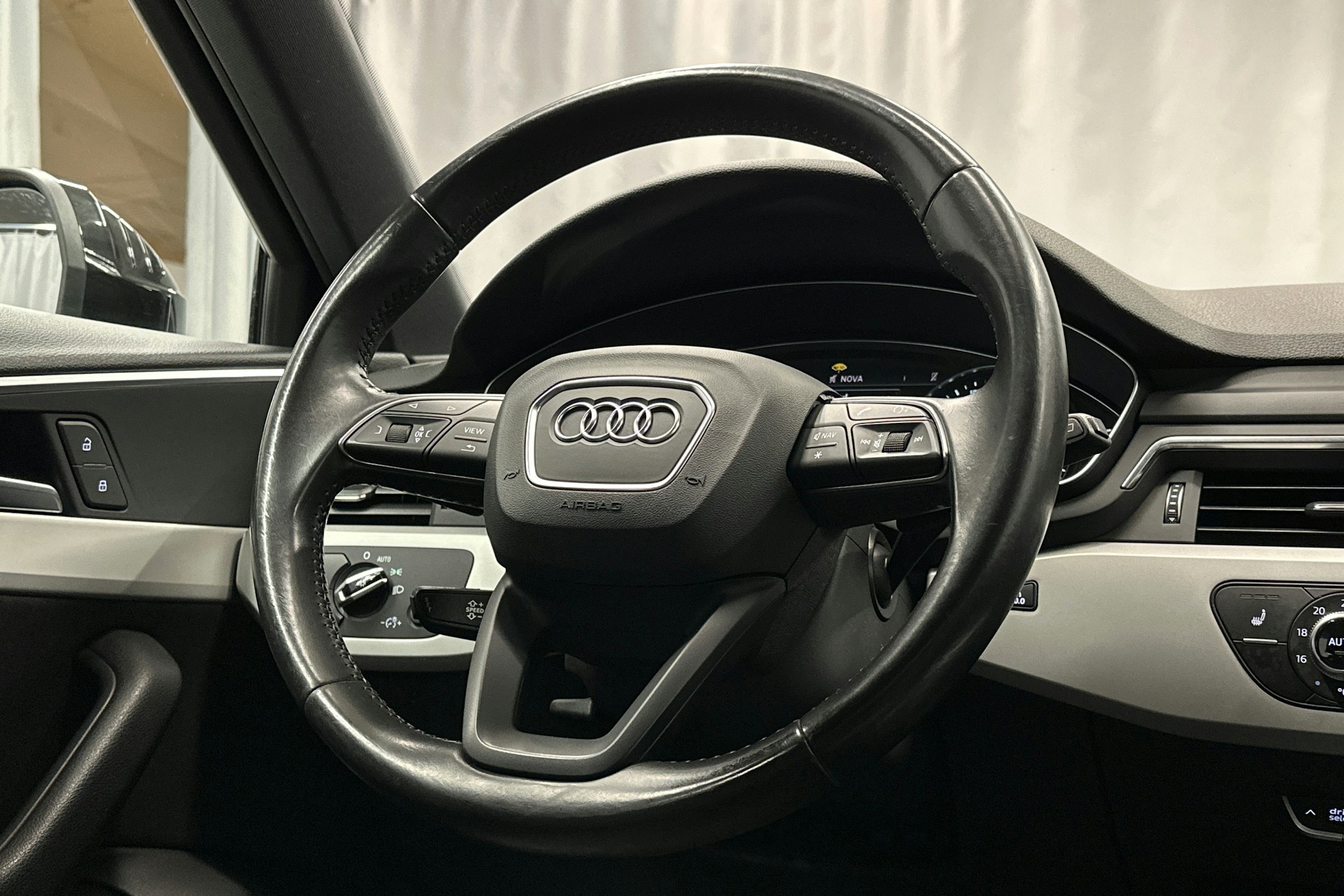 musta Audi A4 2017 kuva 17.