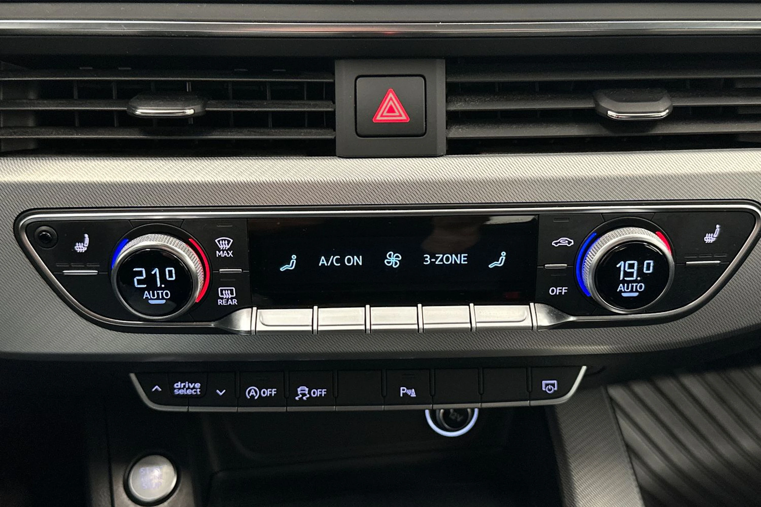 sininen Audi A4 2017 kuva 19.