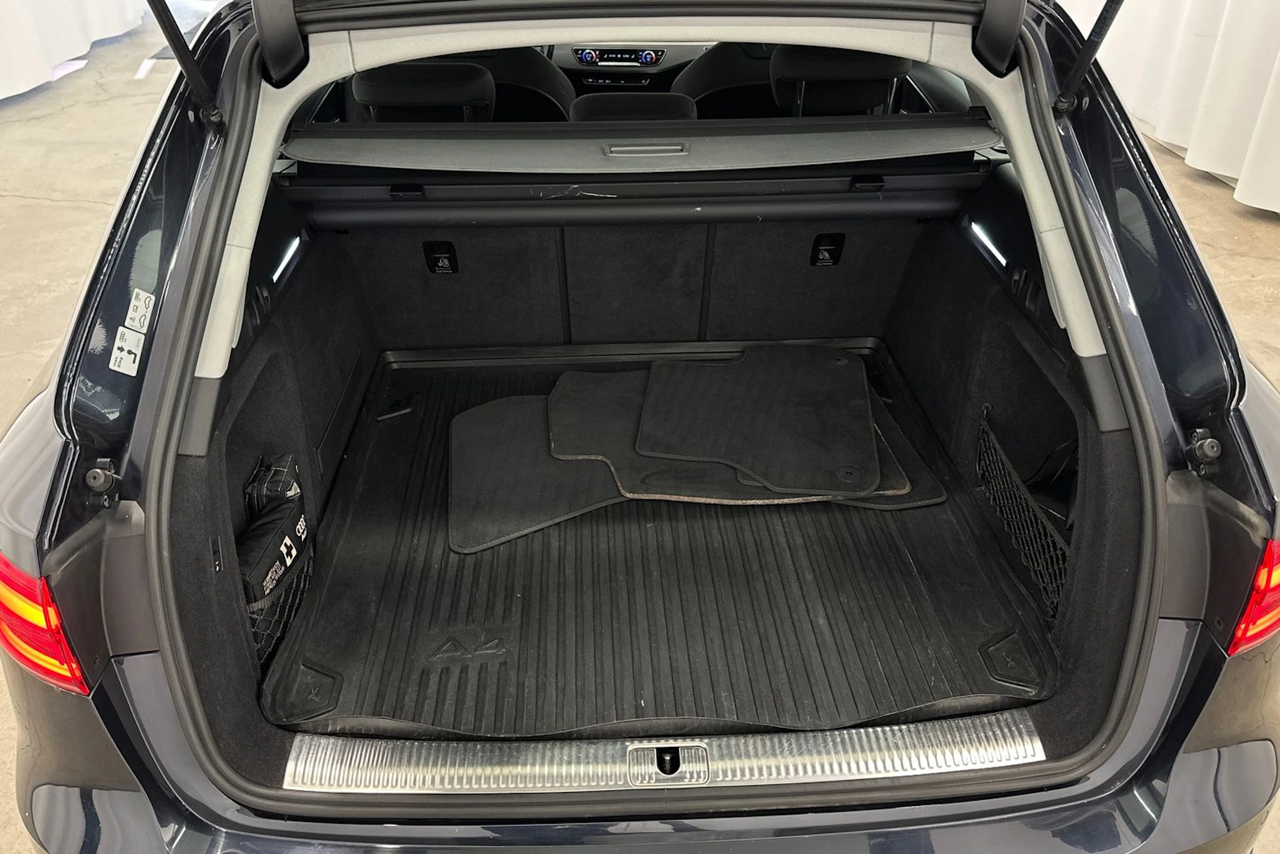 sininen Audi A4 2017 kuva 22.