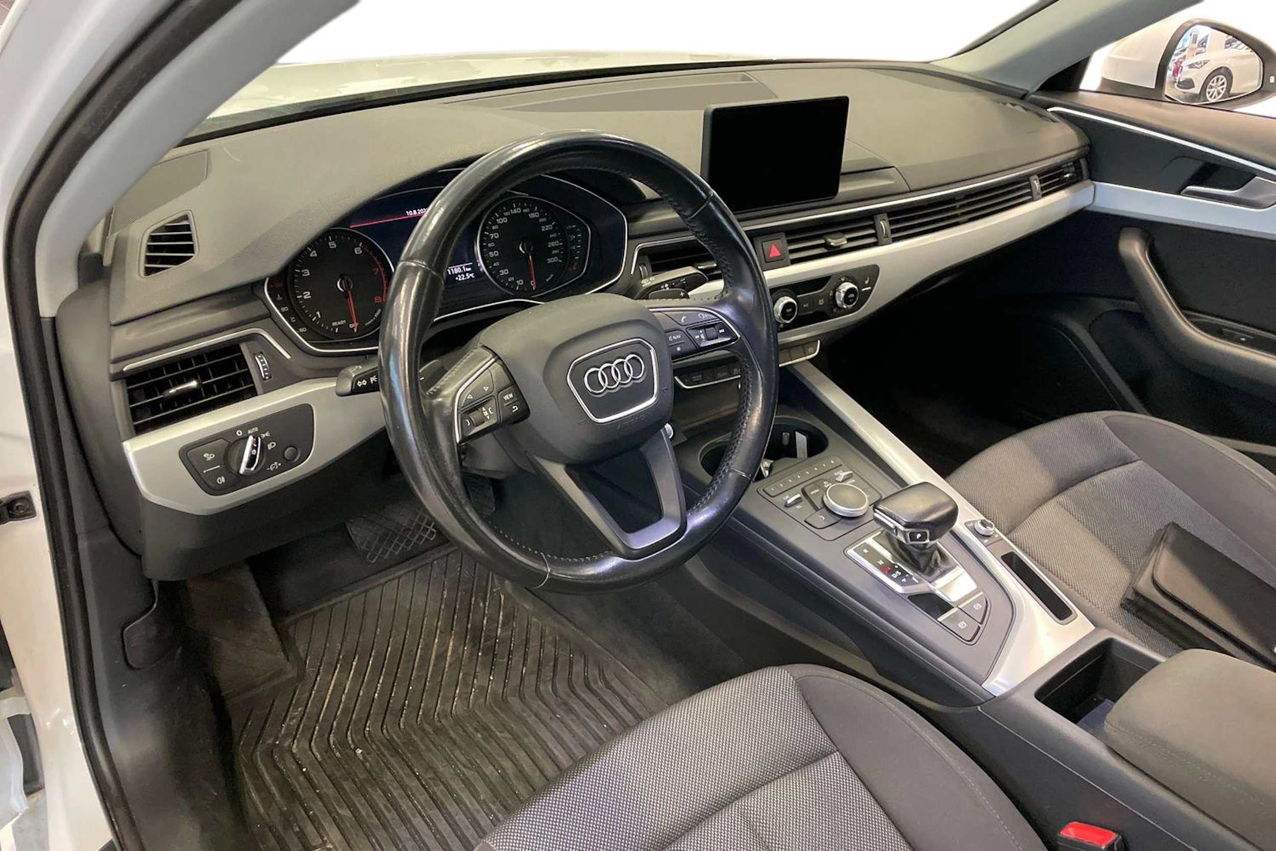 valkoinen Audi A4 2017 kuva 3.