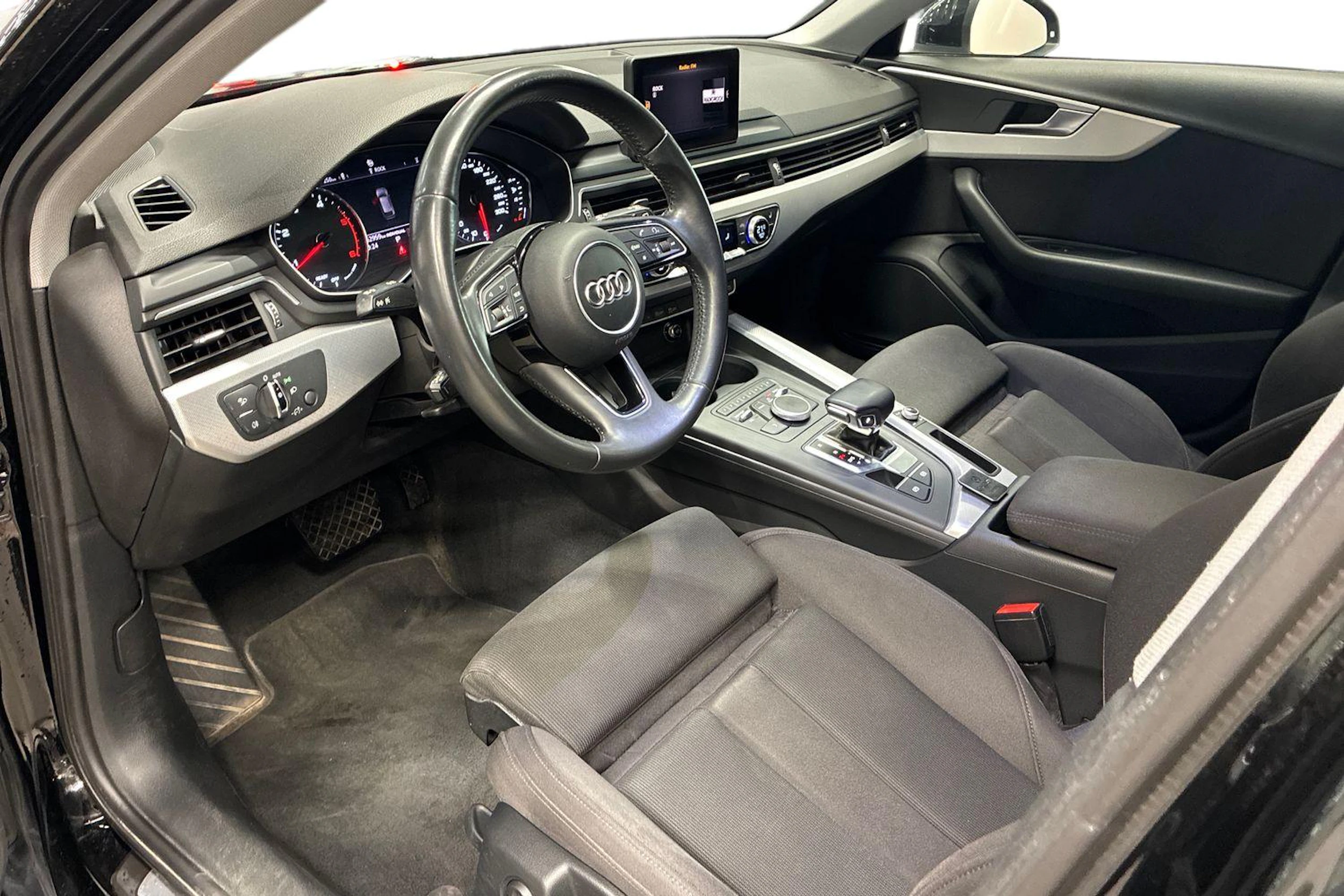 musta Audi A4 2018 kuva 6.