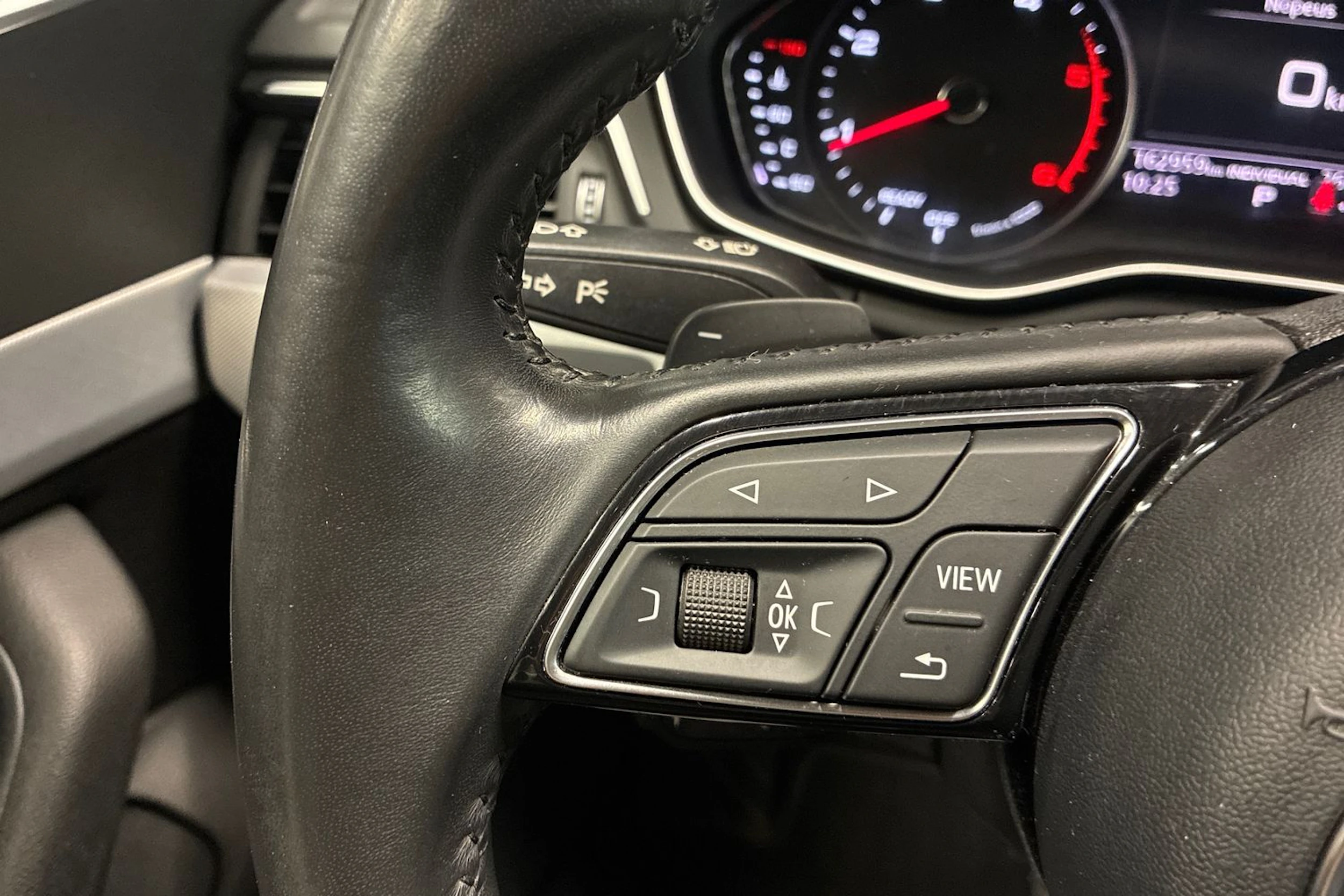 musta Audi A4 2018 kuva 13.