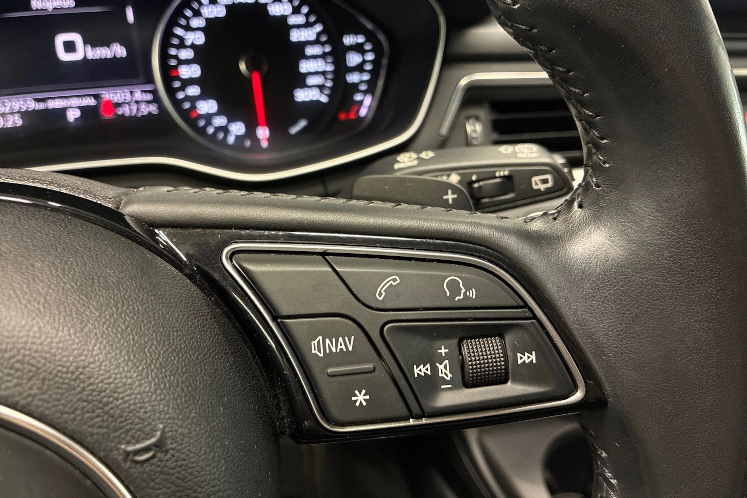 musta Audi A4 2018 kuva 14.