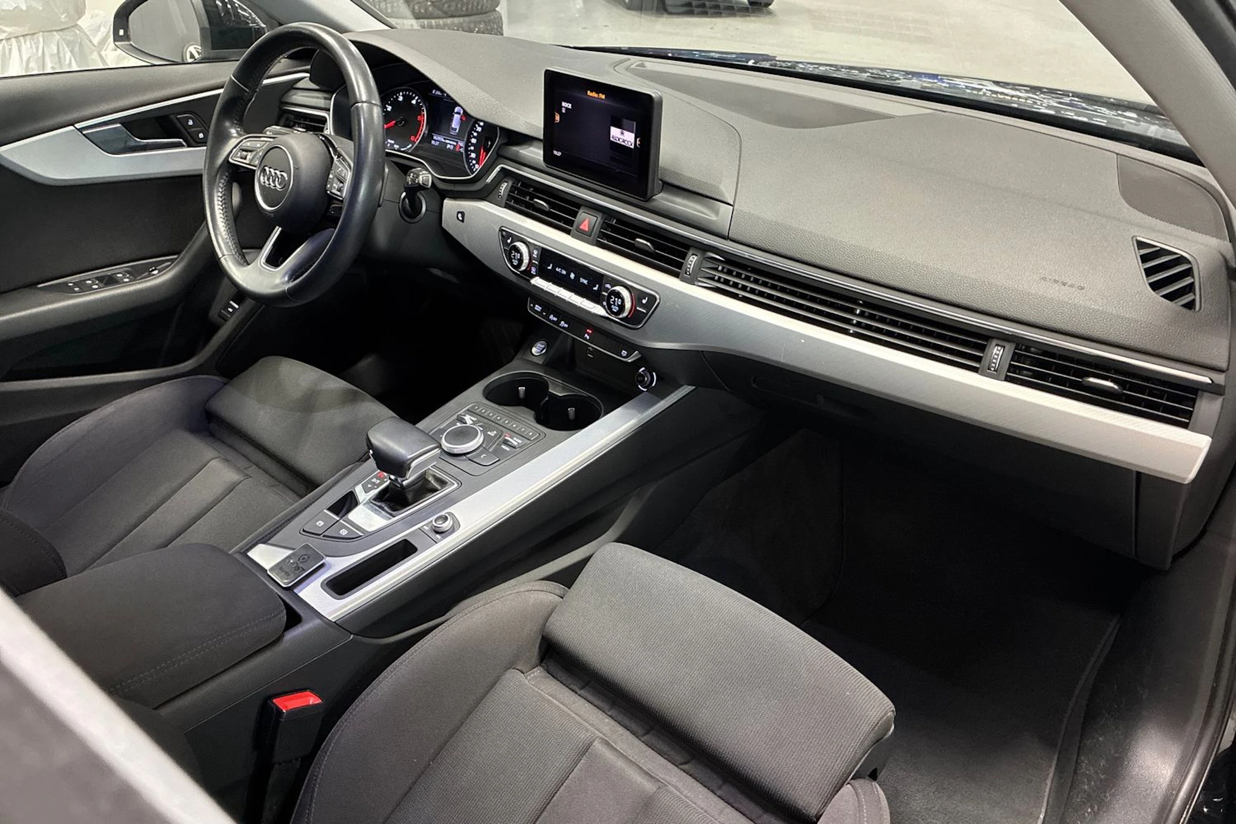 musta Audi A4 2018 kuva 30.