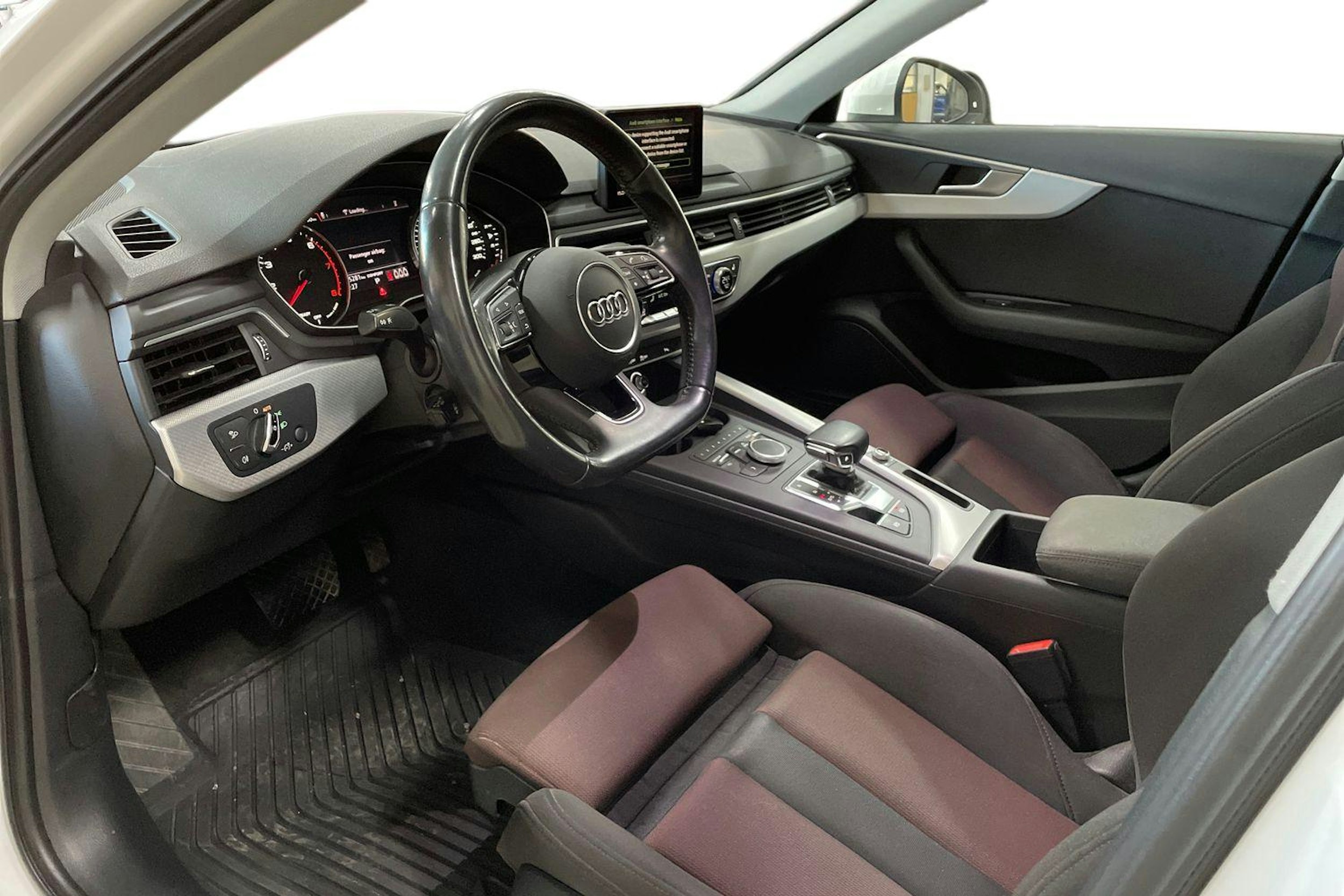 Valkoinen Audi A4 2017 kuva 6.