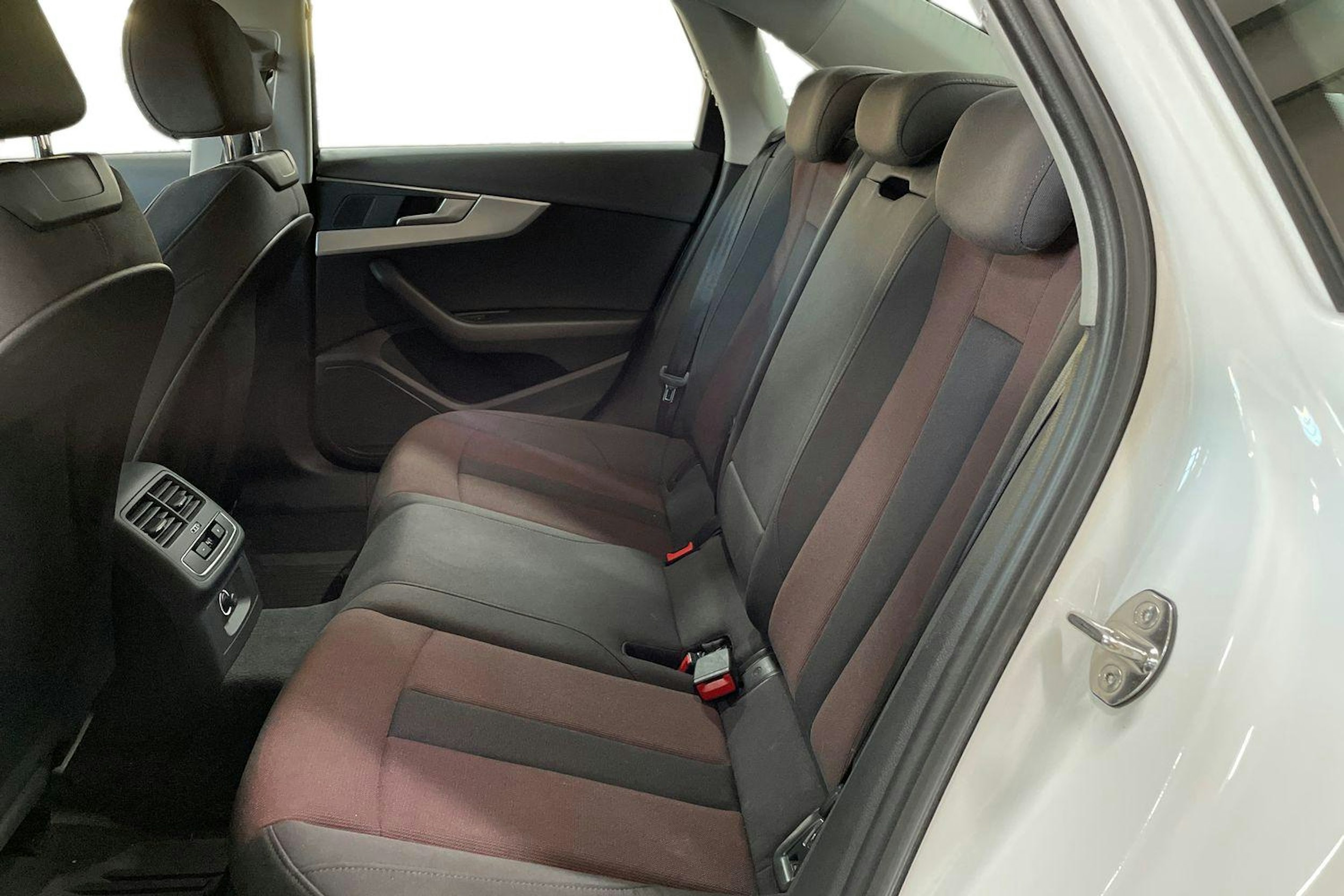 Valkoinen Audi A4 2017 kuva 8.