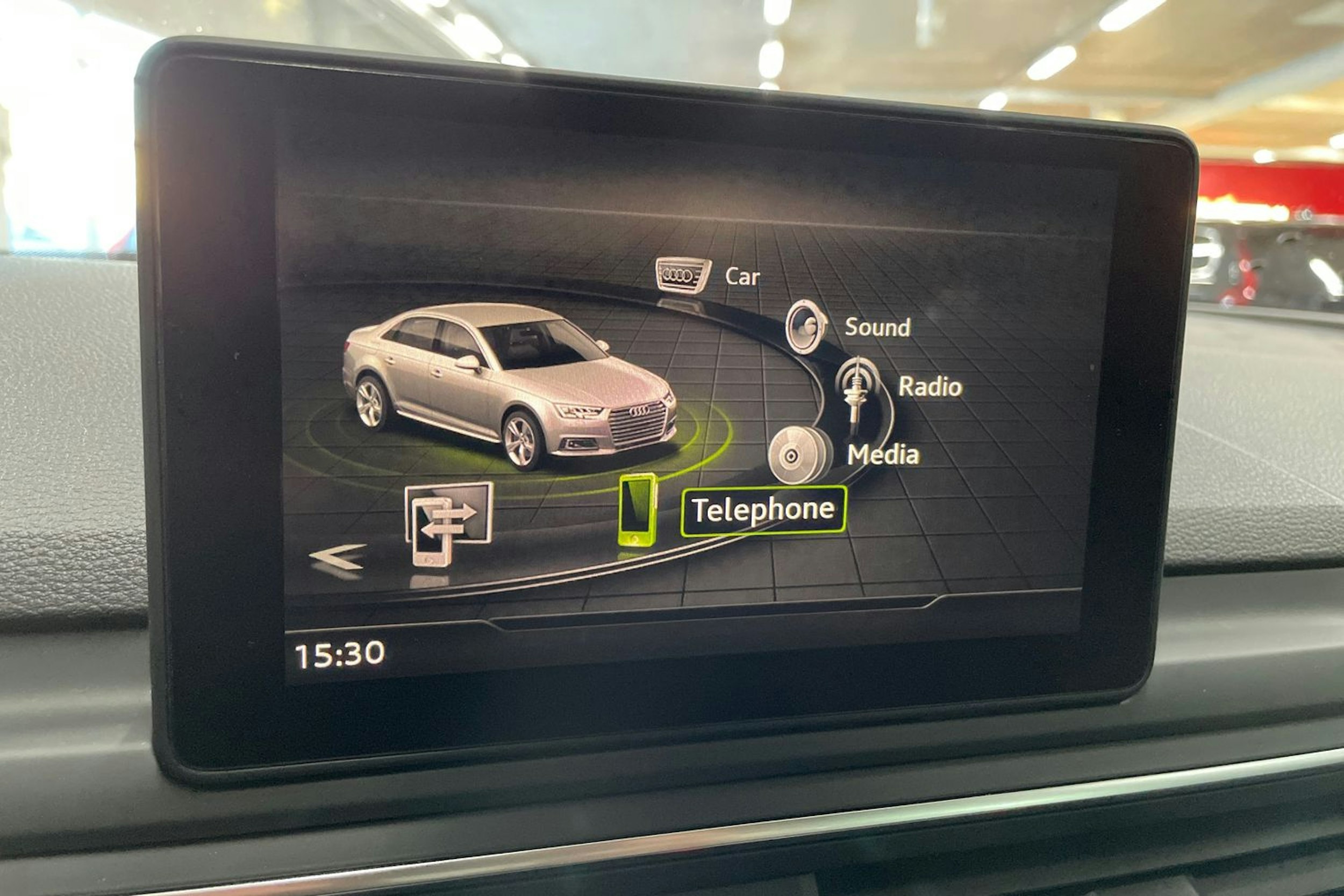 Valkoinen Audi A4 2017 kuva 14.