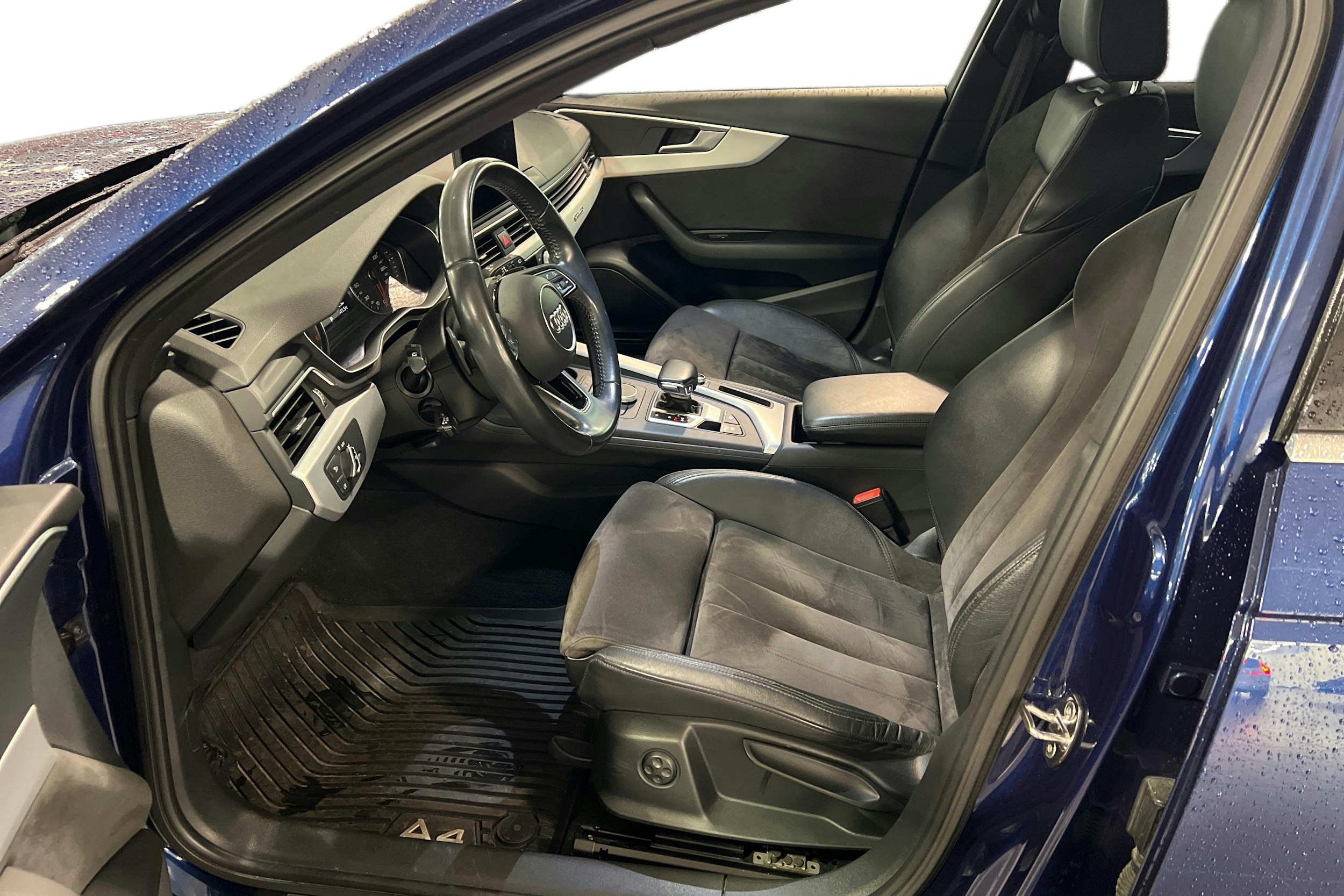 sininen Audi A4 2017 kuva 3.