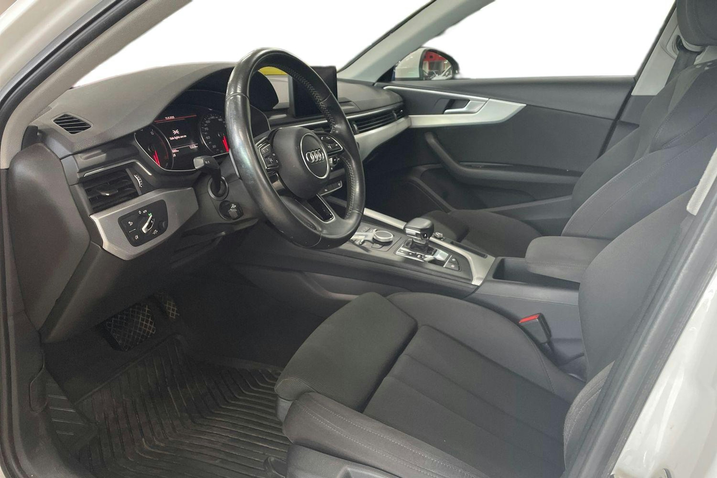 Valkoinen Audi A4 2017 kuva 7.
