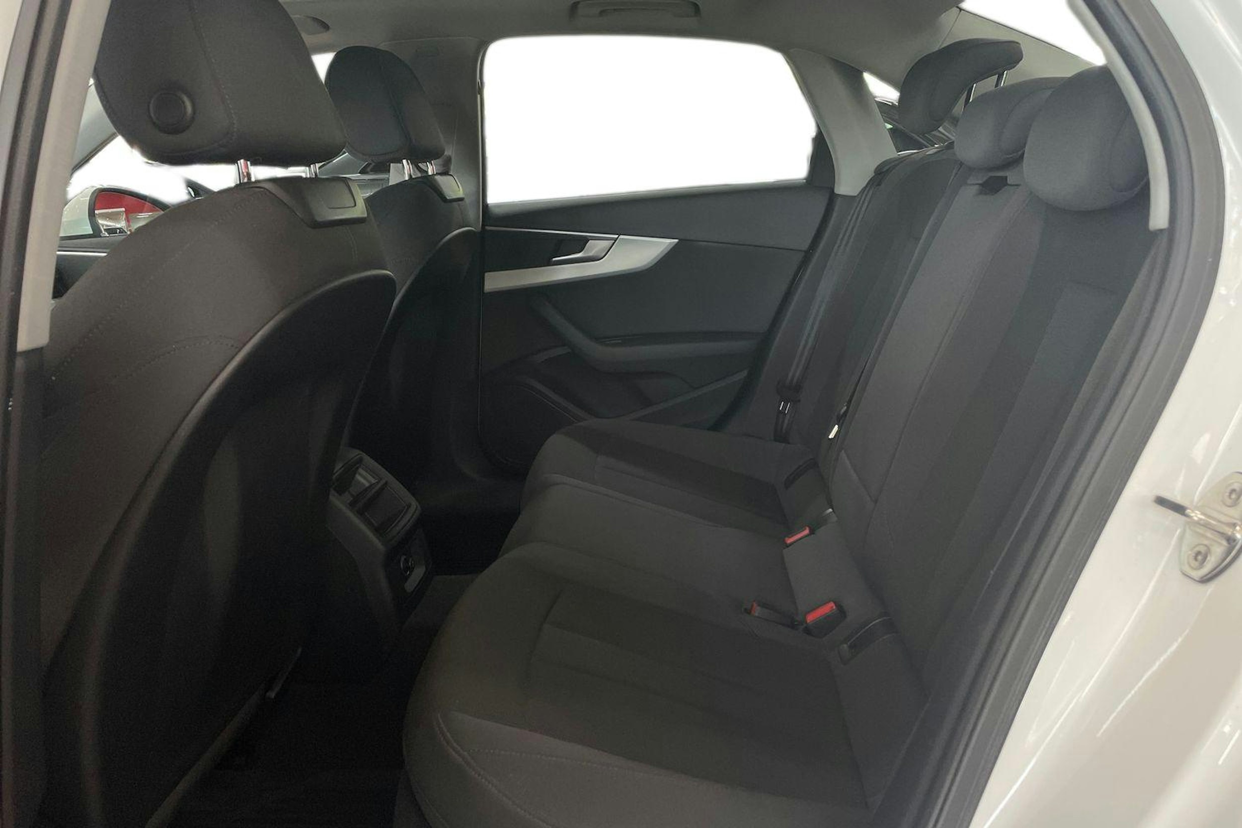 Valkoinen Audi A4 2017 kuva 10.