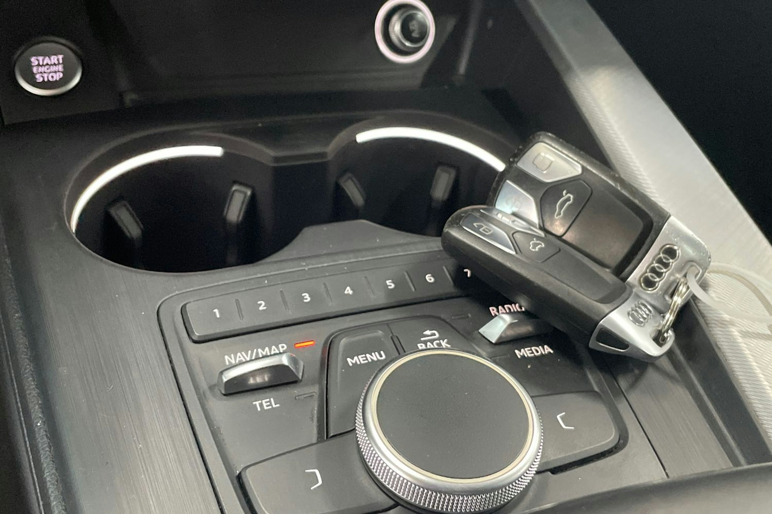 Valkoinen Audi A4 2017 kuva 14.
