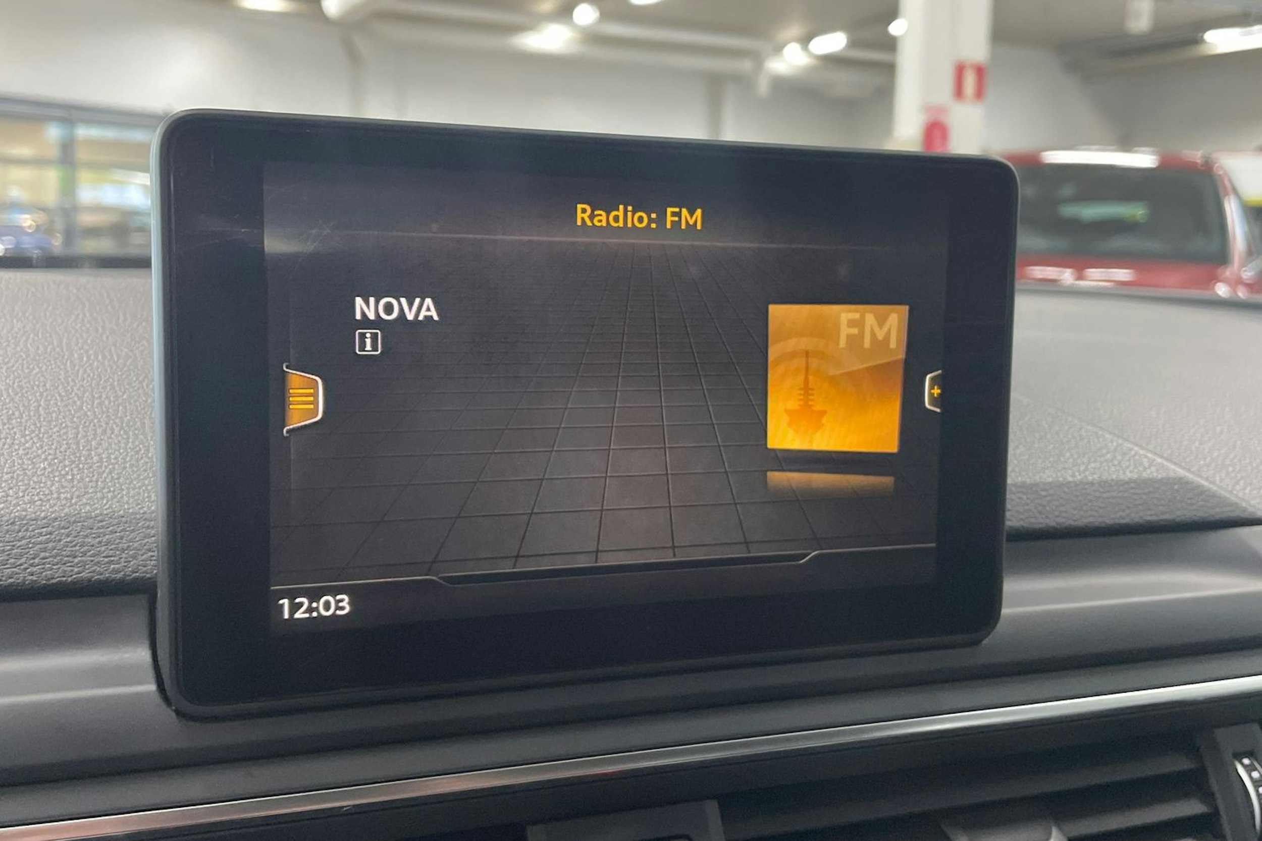 Valkoinen Audi A4 2017 kuva 15.