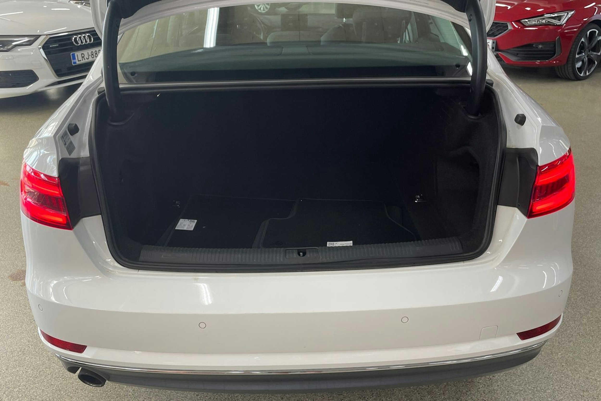 Valkoinen Audi A4 2017 kuva 19.