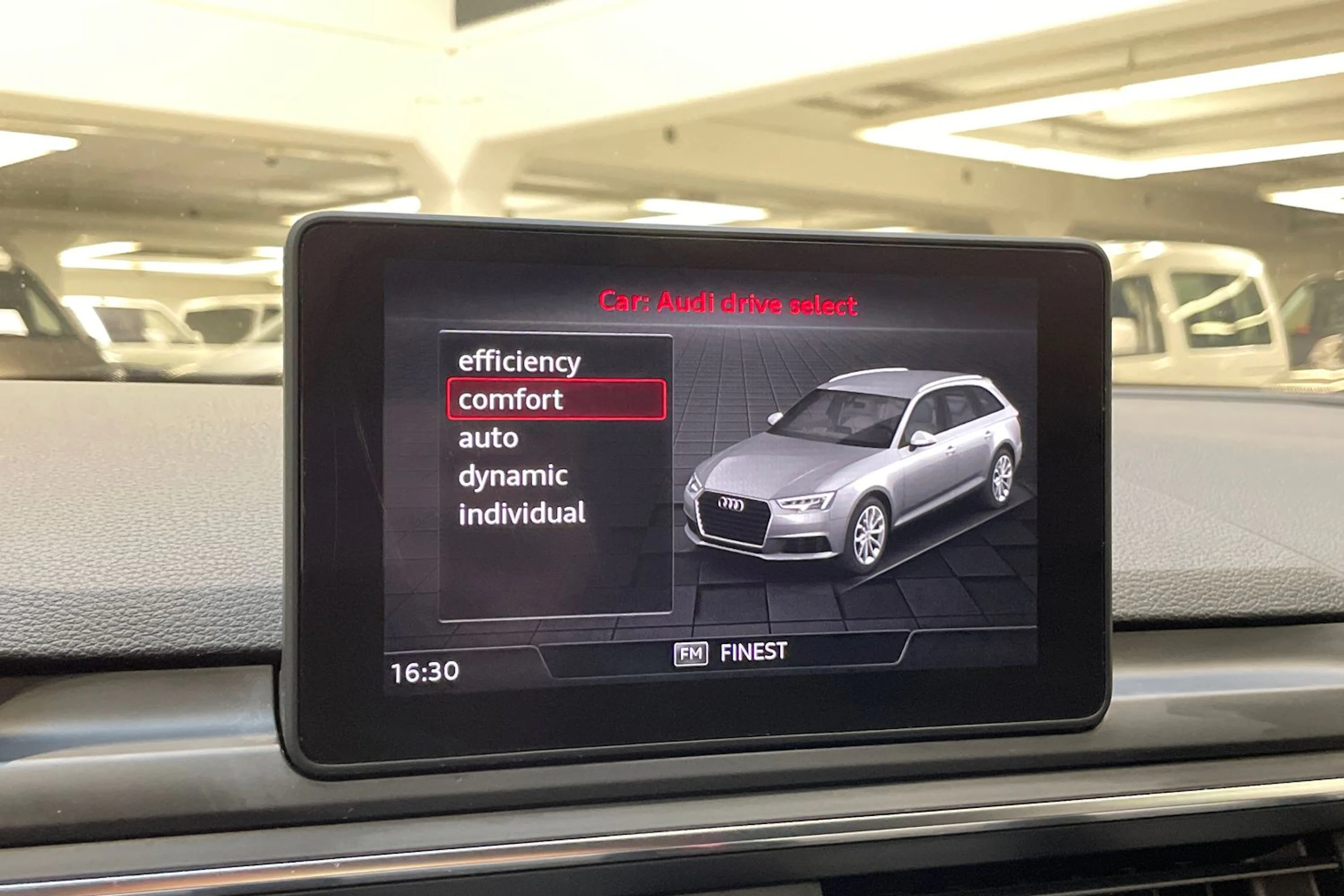 musta Audi A4 2017 kuva 23.