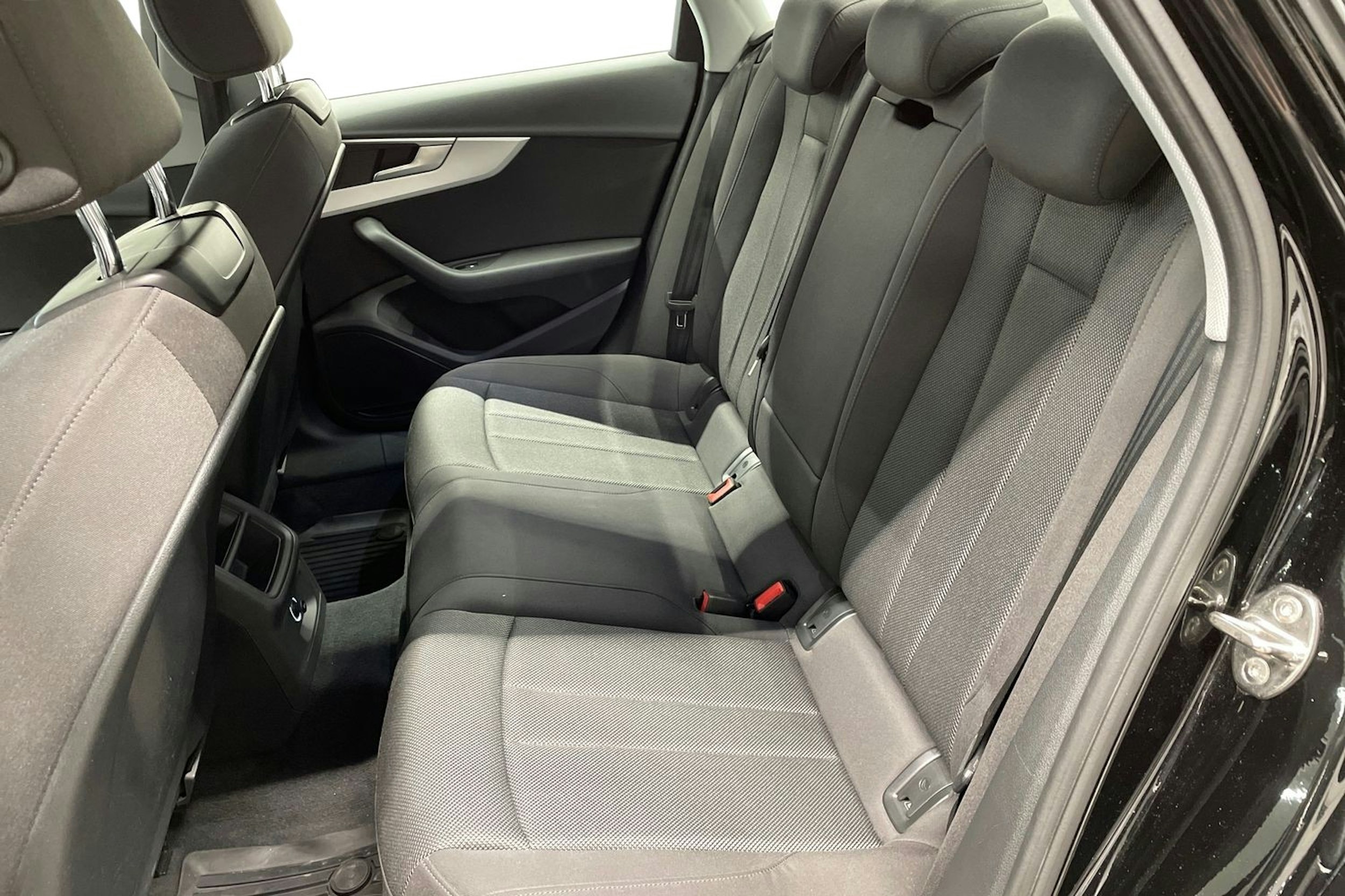Musta Audi A4 2017 kuva 10.