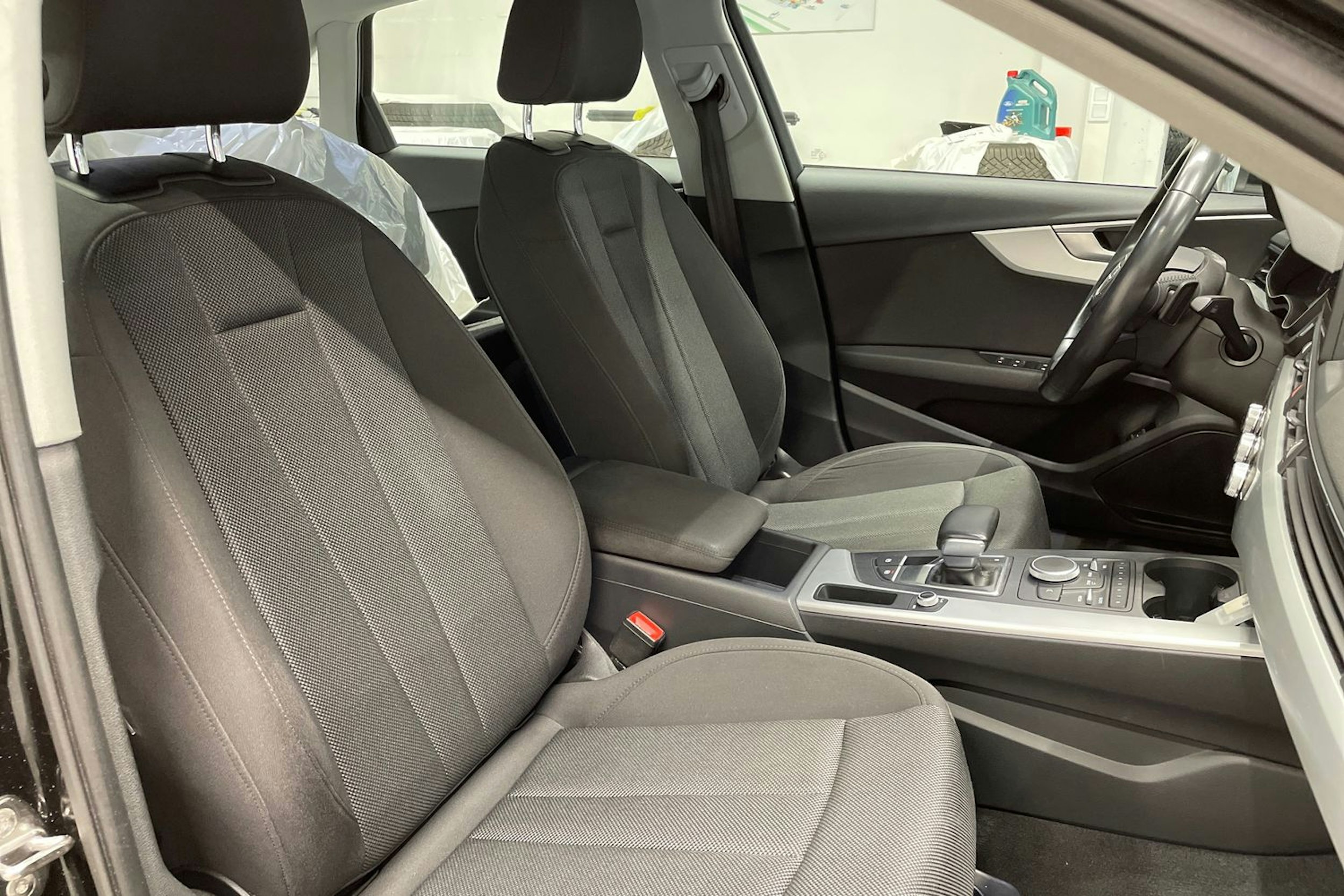 Musta Audi A4 2017 kuva 24.