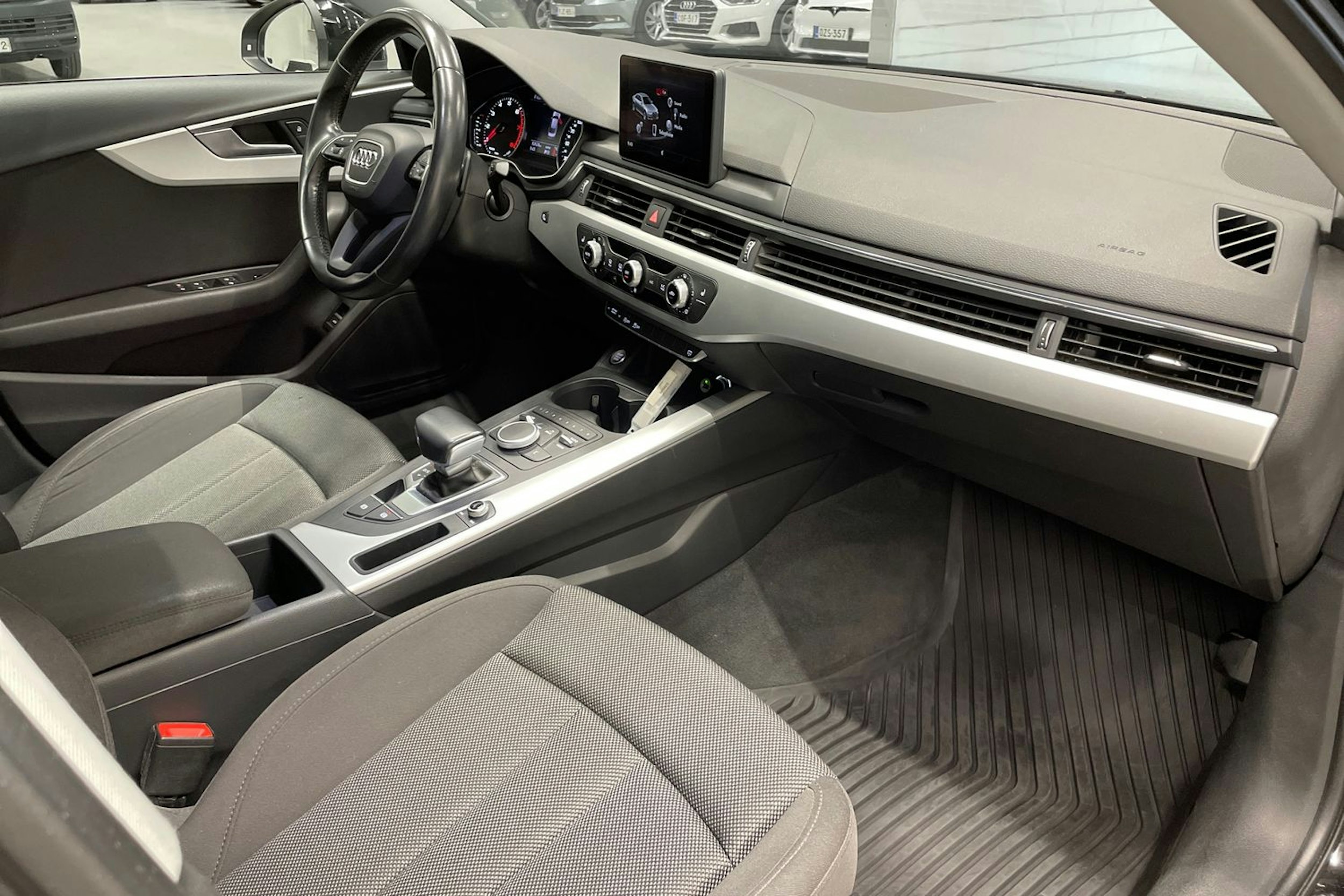 Musta Audi A4 2017 kuva 25.