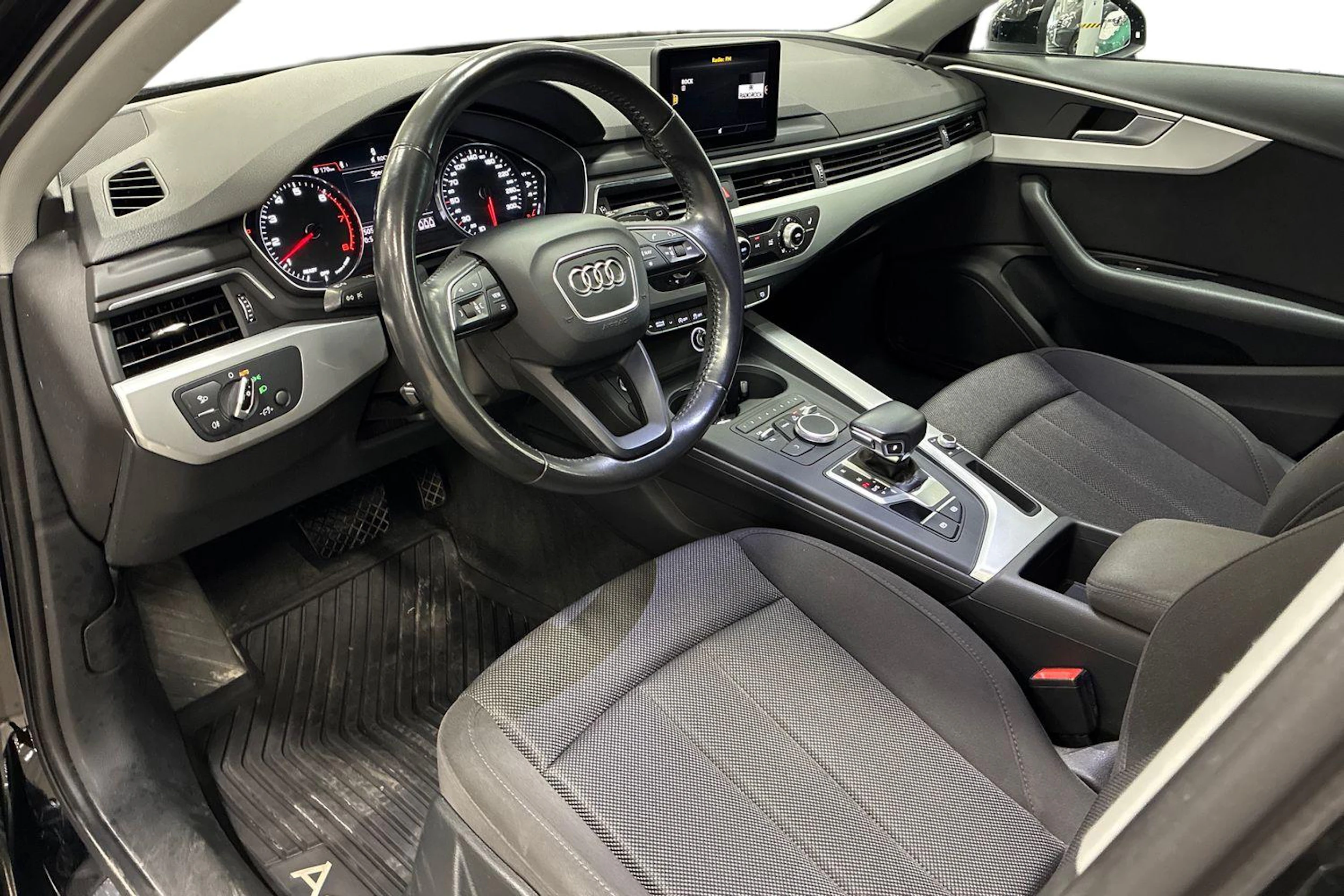 musta Audi A4 2017 kuva 6.