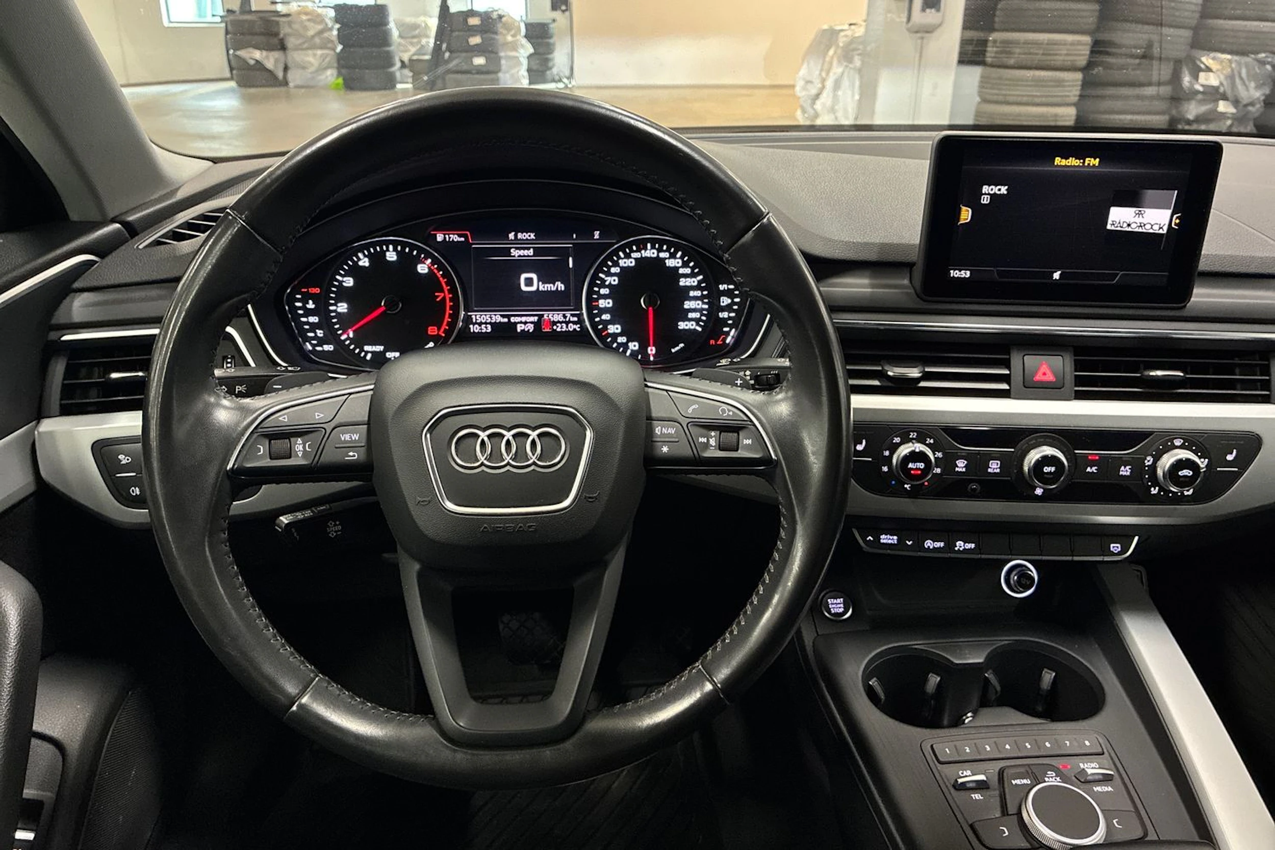 musta Audi A4 2017 kuva 11.