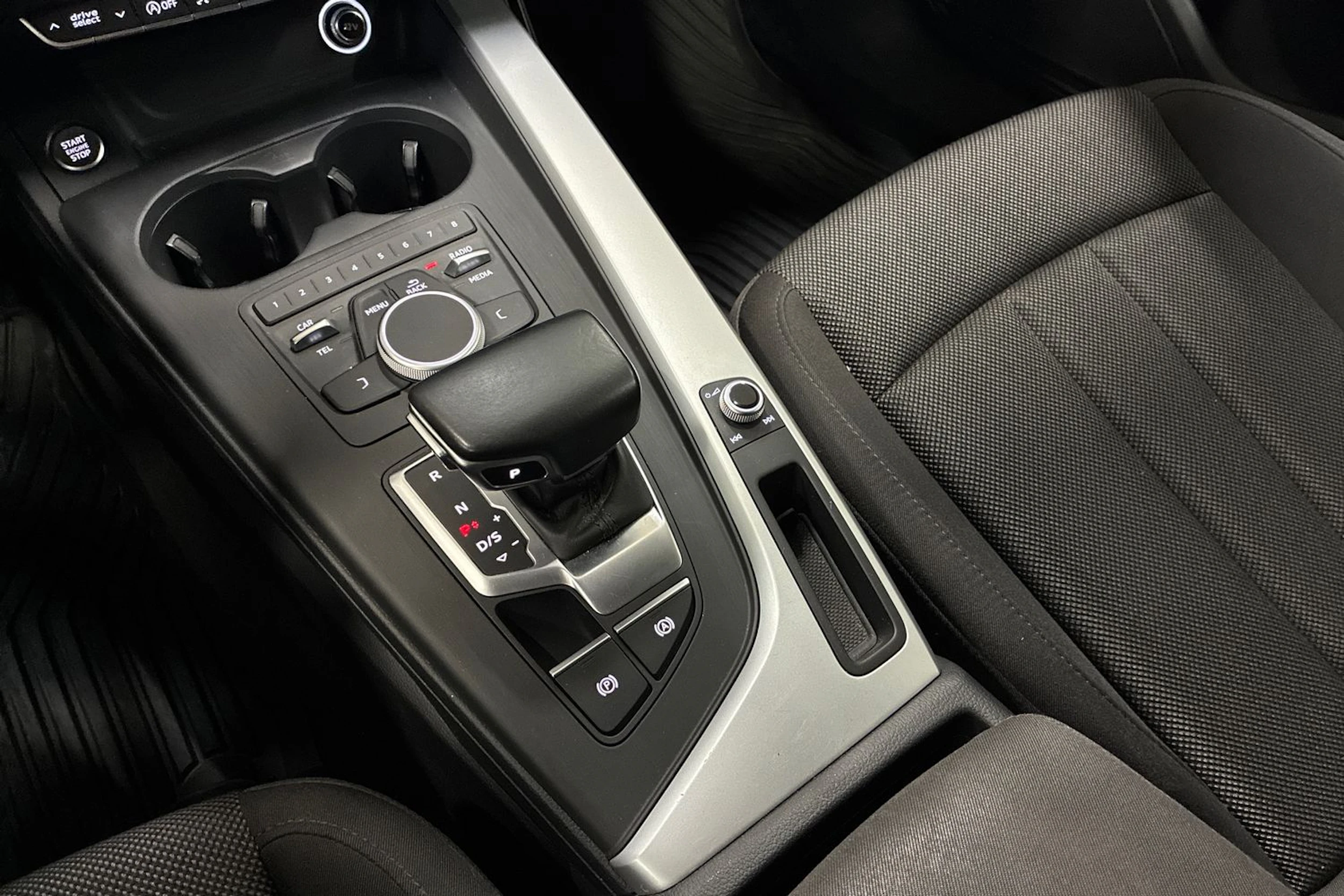 musta Audi A4 2017 kuva 19.