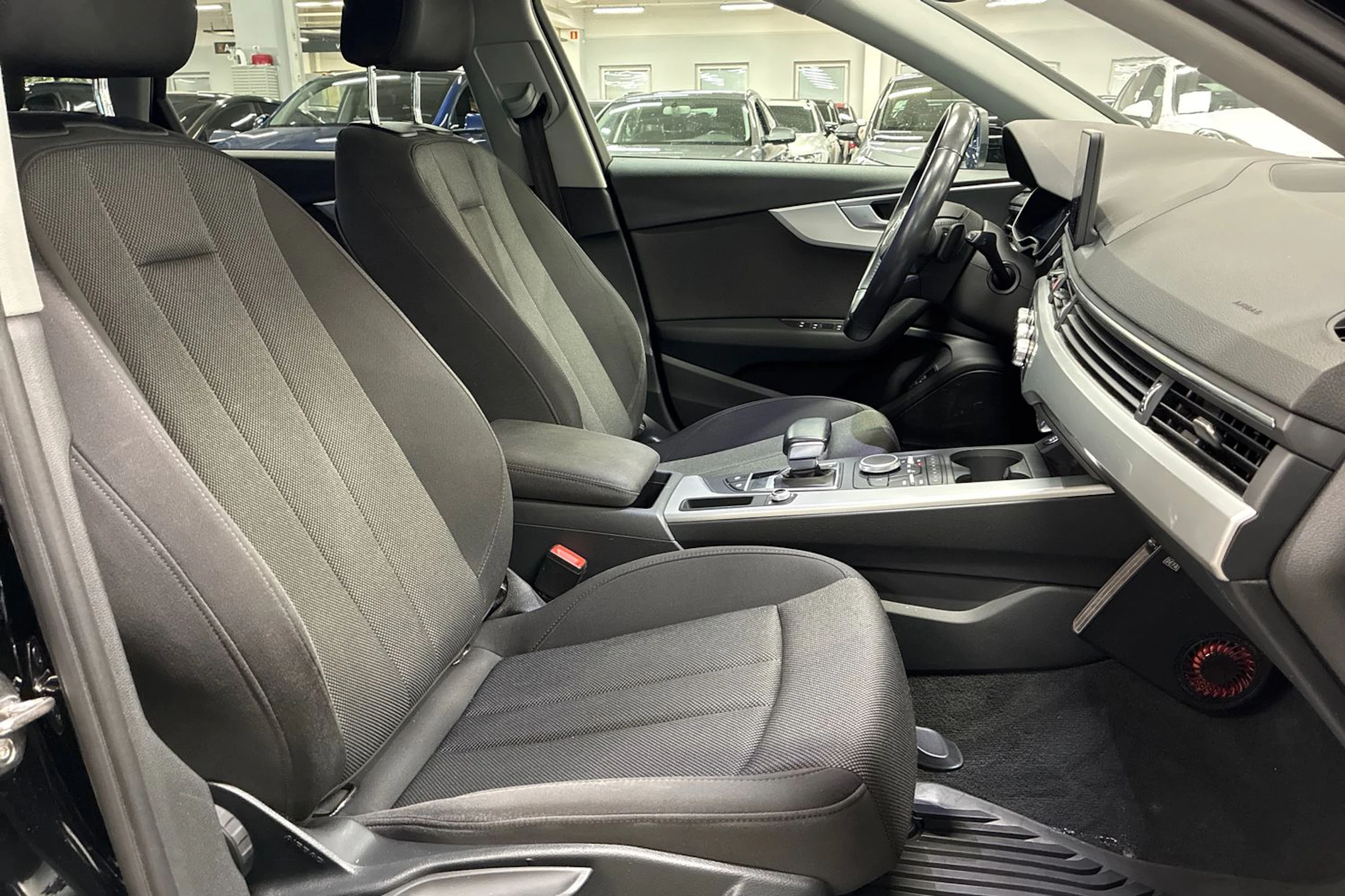 musta Audi A4 2017 kuva 27.