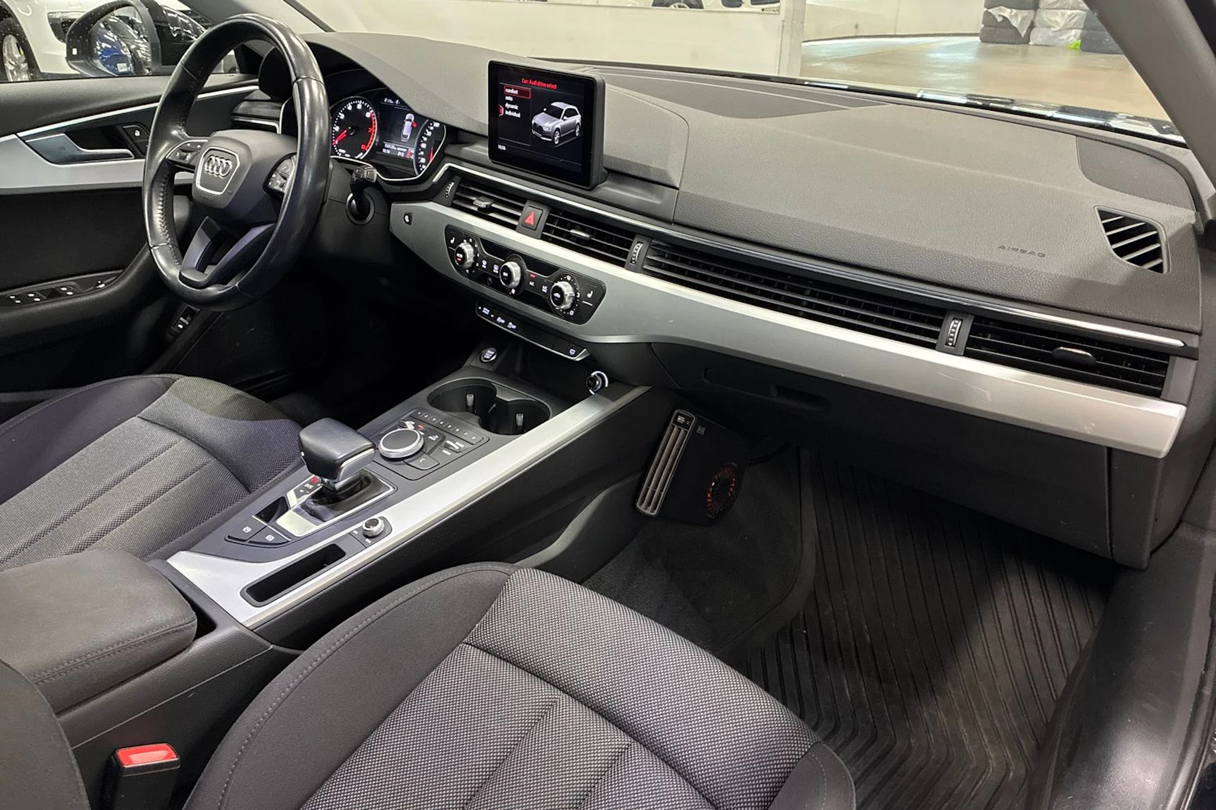 musta Audi A4 2017 kuva 28.