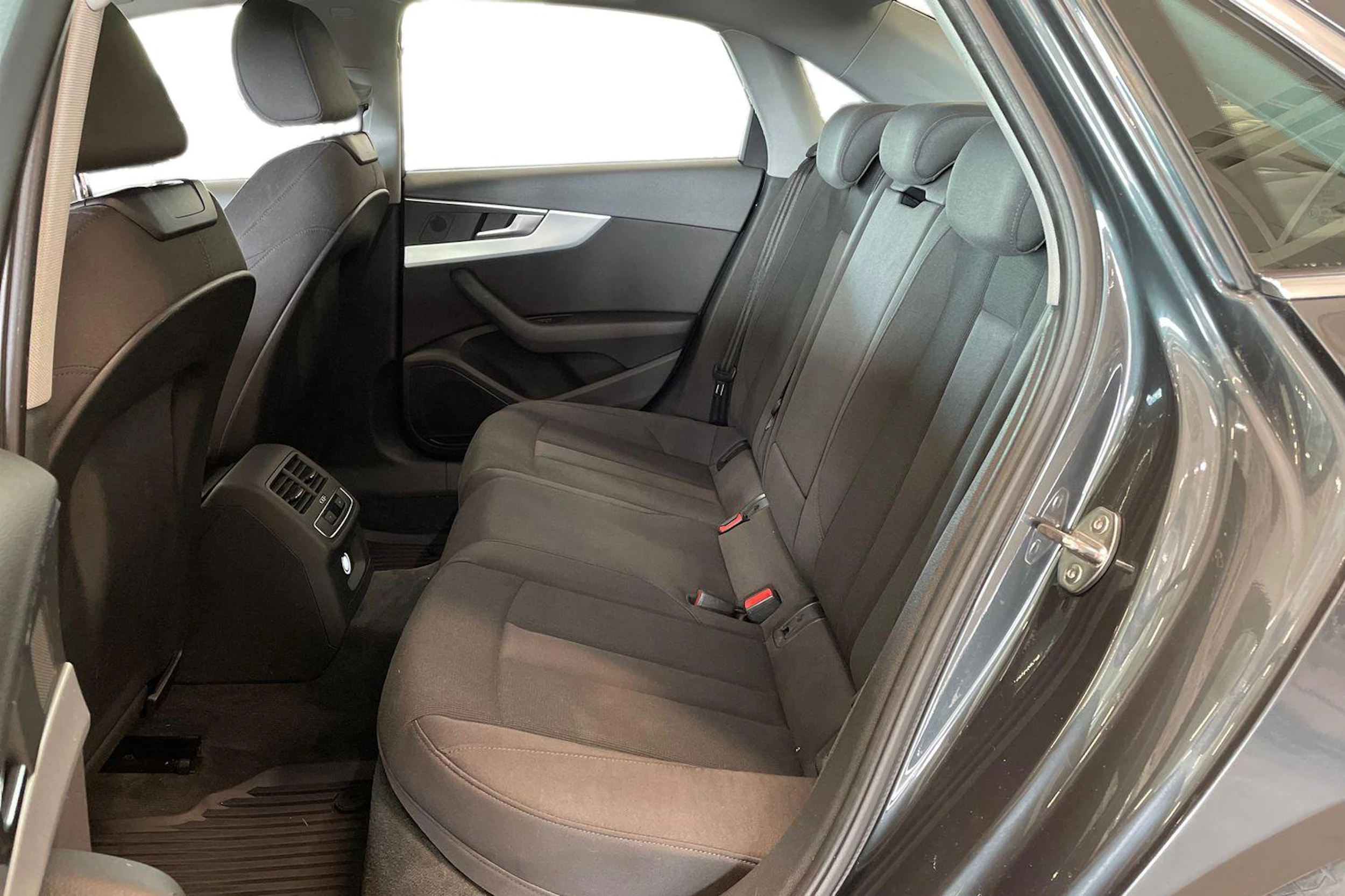 vihreä Audi A4 2018 kuva 11.