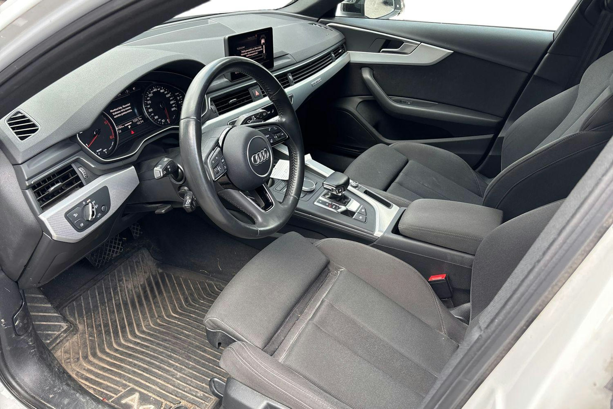 valkoinen Audi A4 2018 kuva 3.