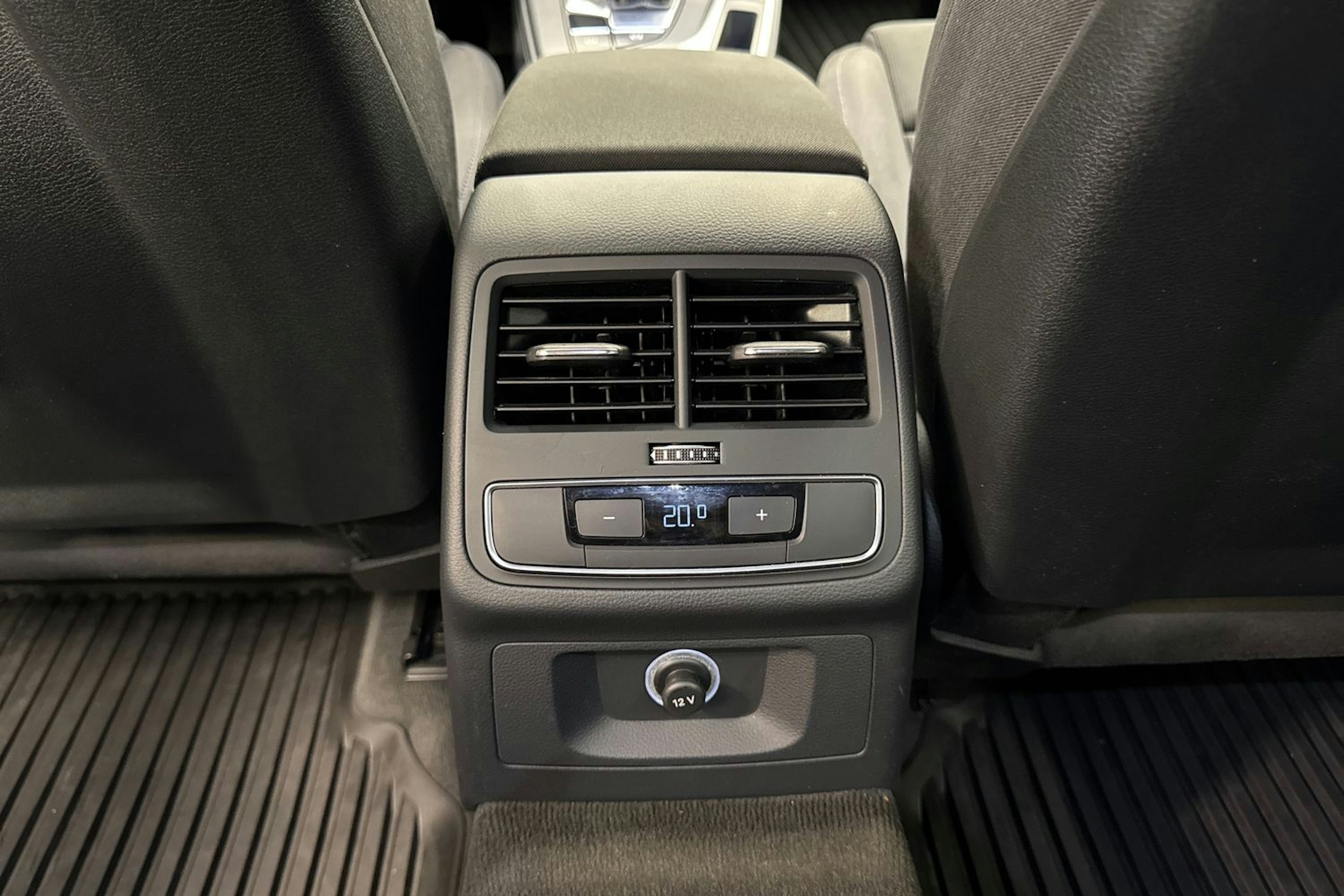musta Audi A4 2018 kuva 13.