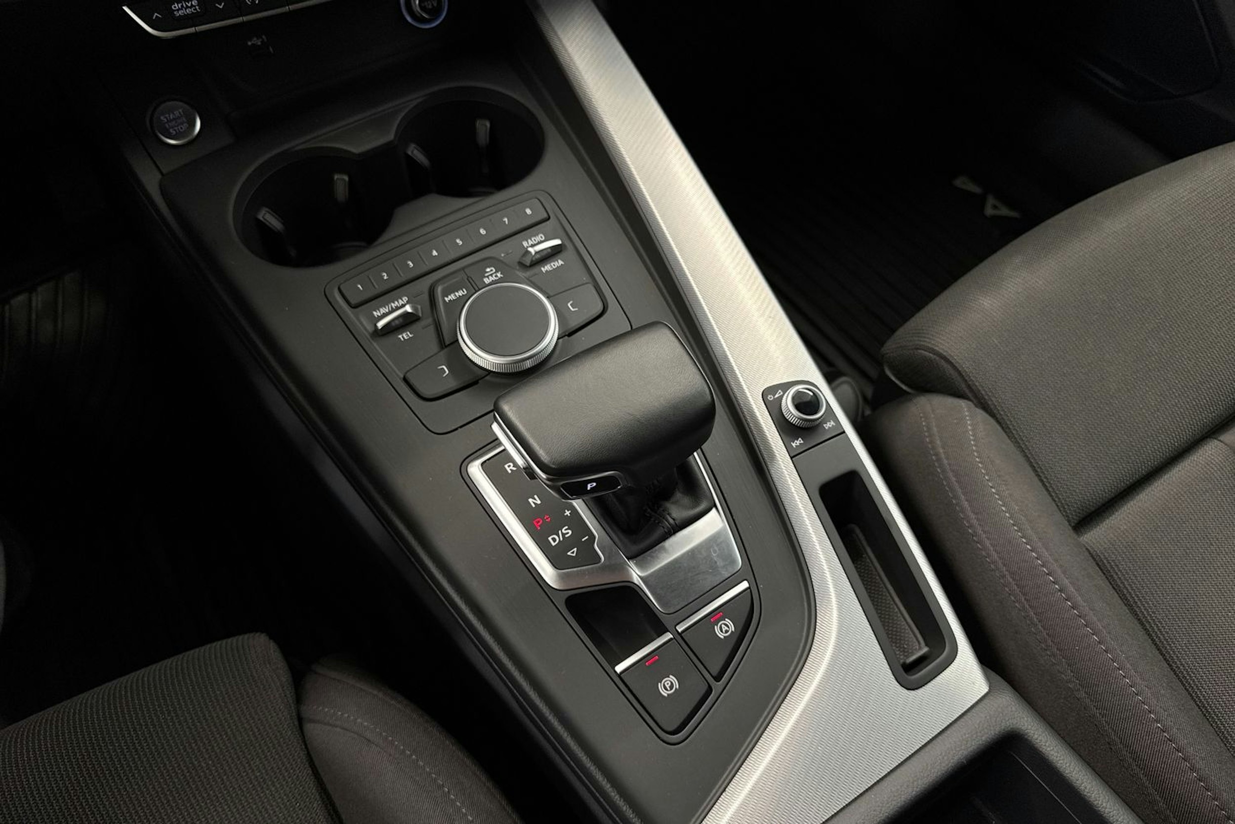 musta Audi A4 2018 kuva 14.