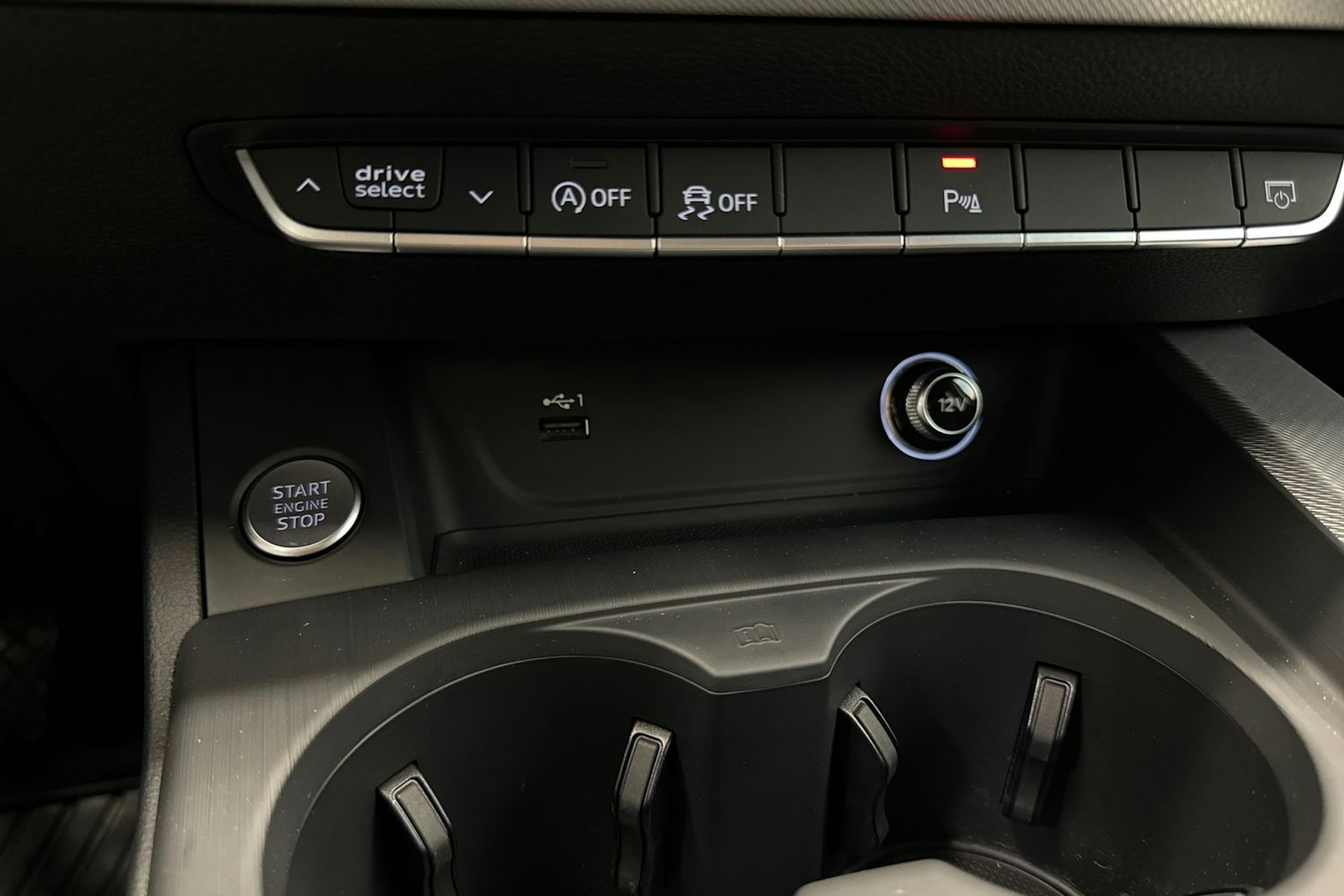 musta Audi A4 2018 kuva 24.