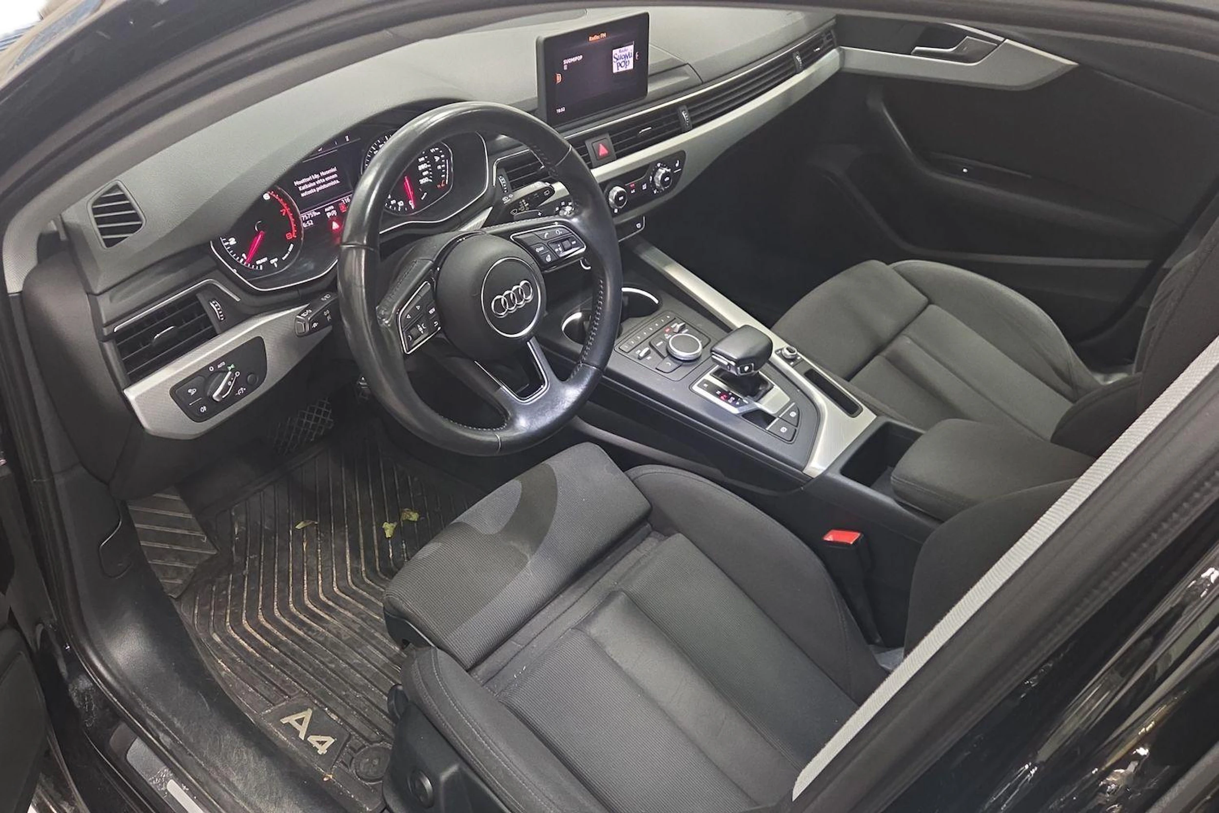 musta Audi A4 2018 kuva 3.
