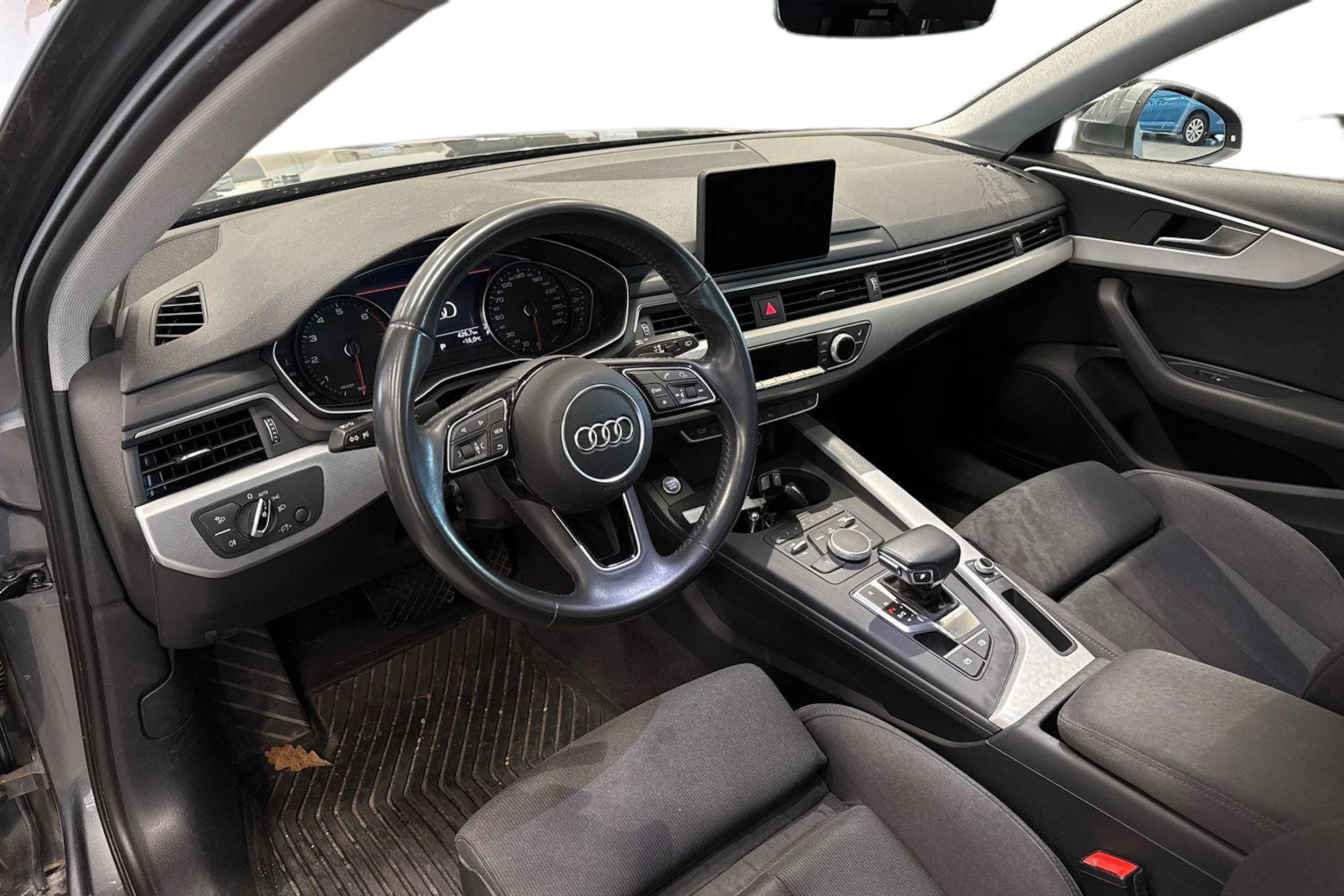 Harmaa Audi A4 2018 kuva 3.