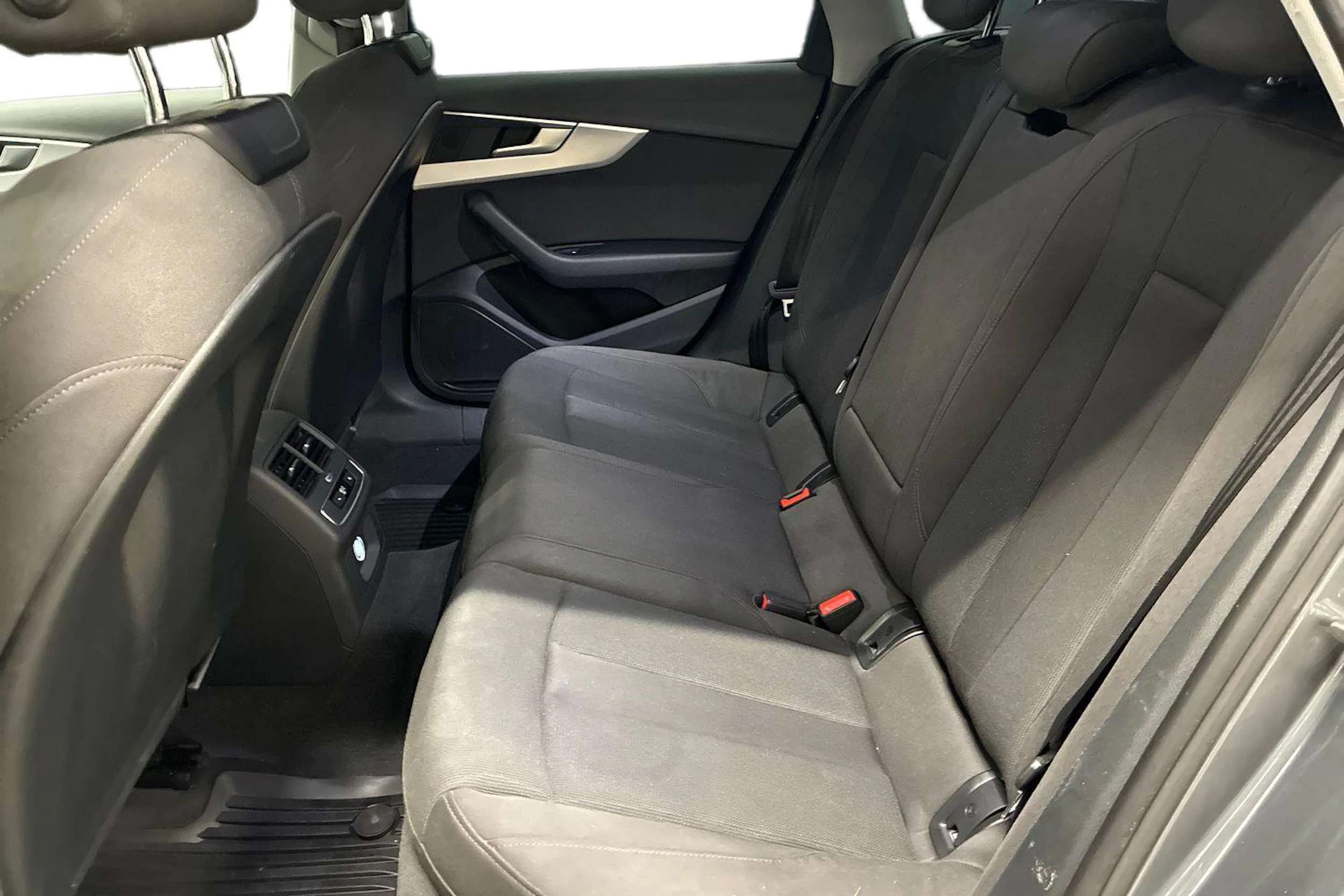 harmaa Audi A4 2018 kuva 8.