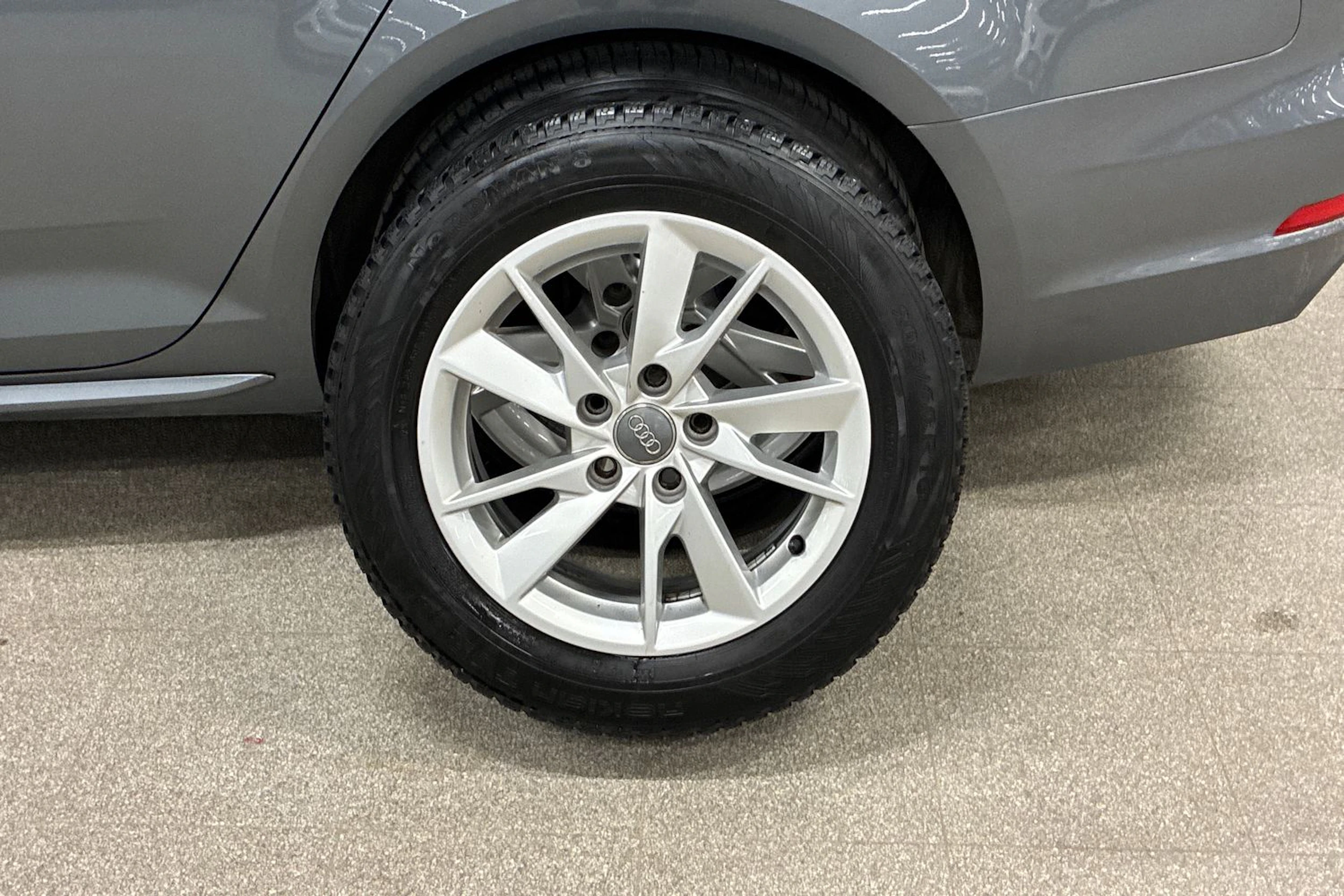 harmaa Audi A4 2018 kuva 10.
