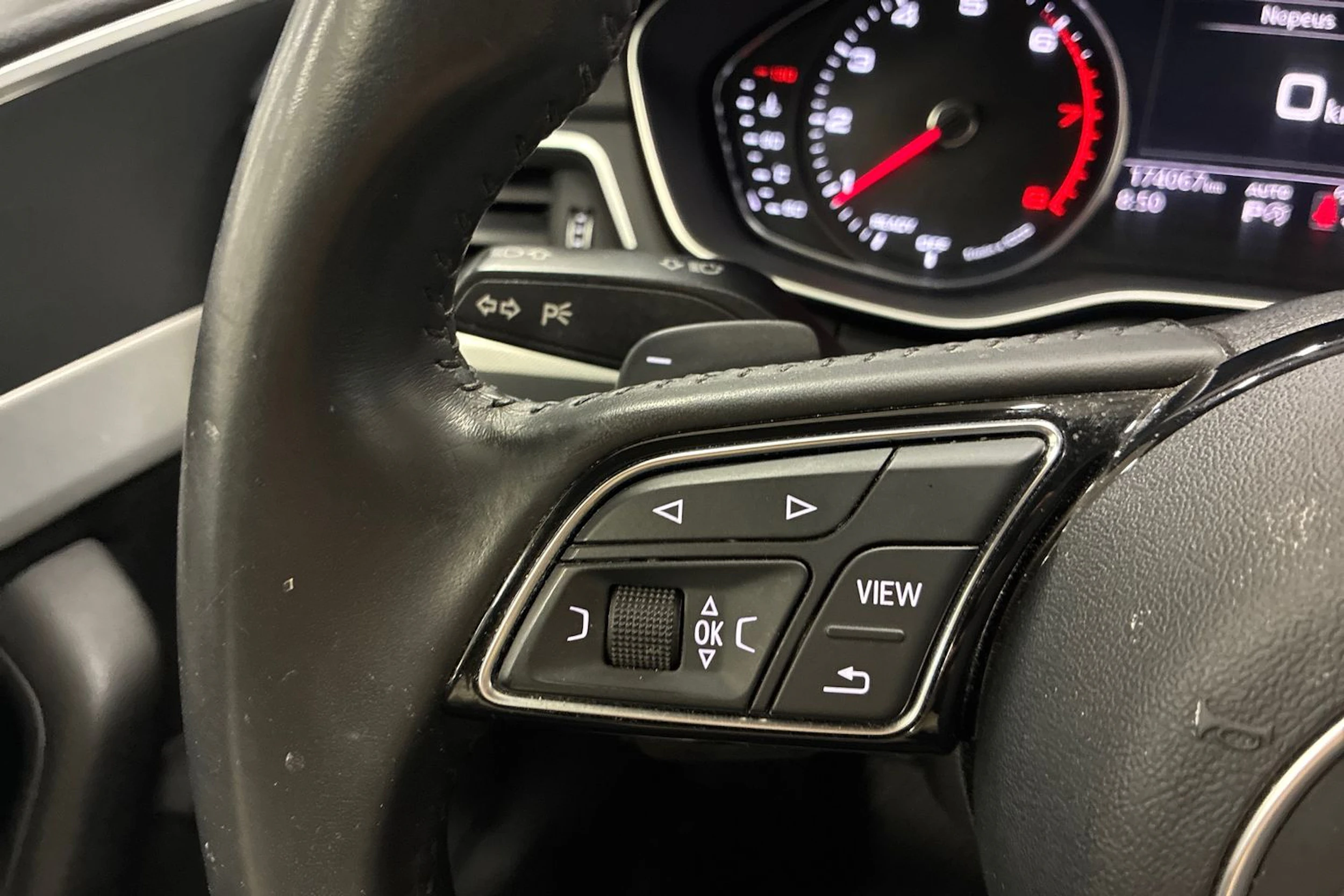 harmaa Audi A4 2018 kuva 13.