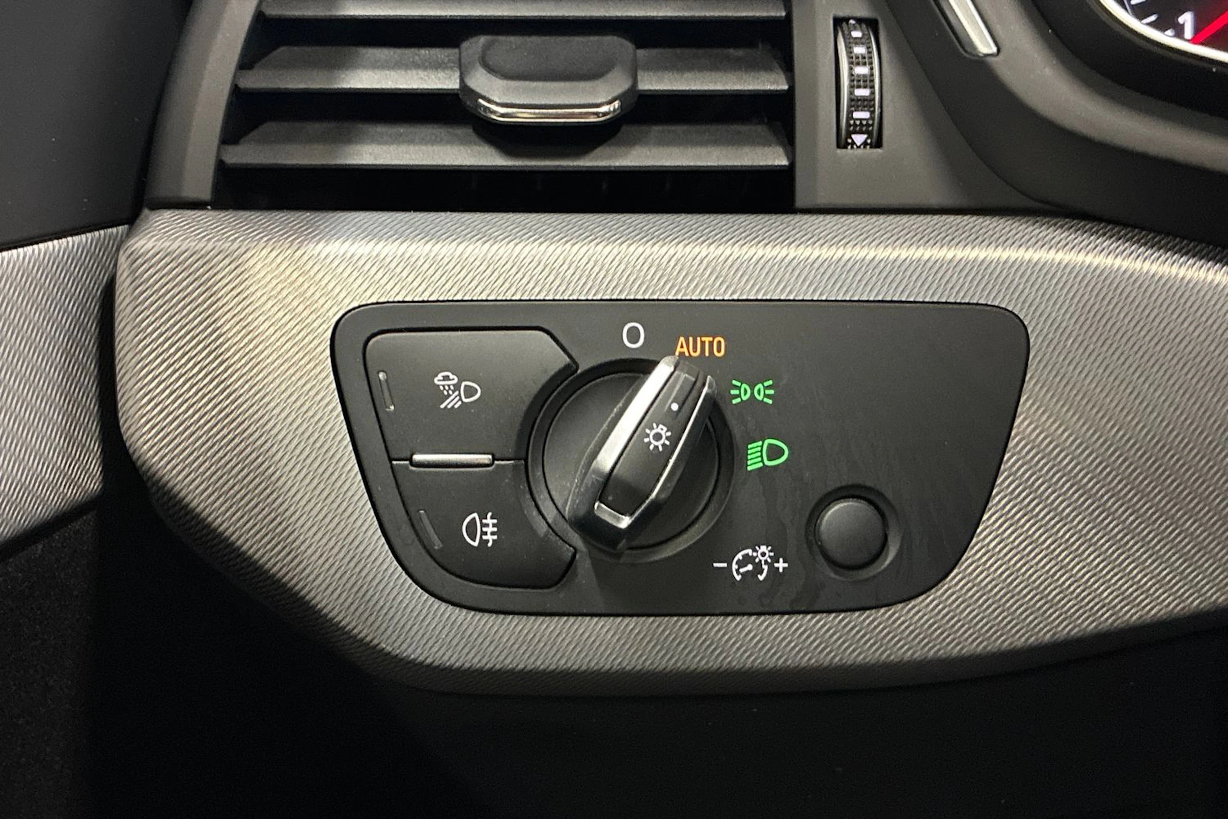 harmaa Audi A4 2018 kuva 16.
